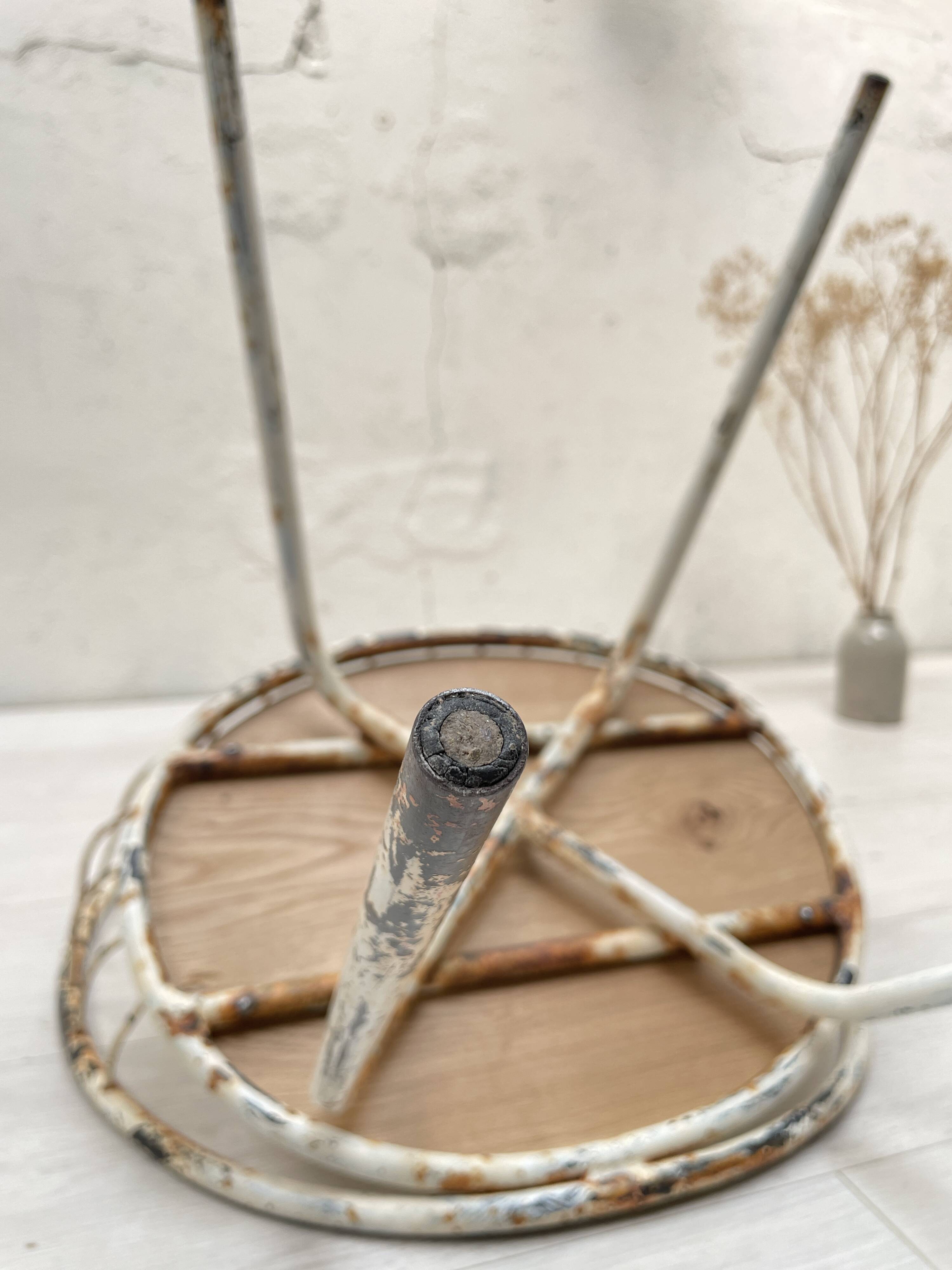 Basket armchair in metal and wood.