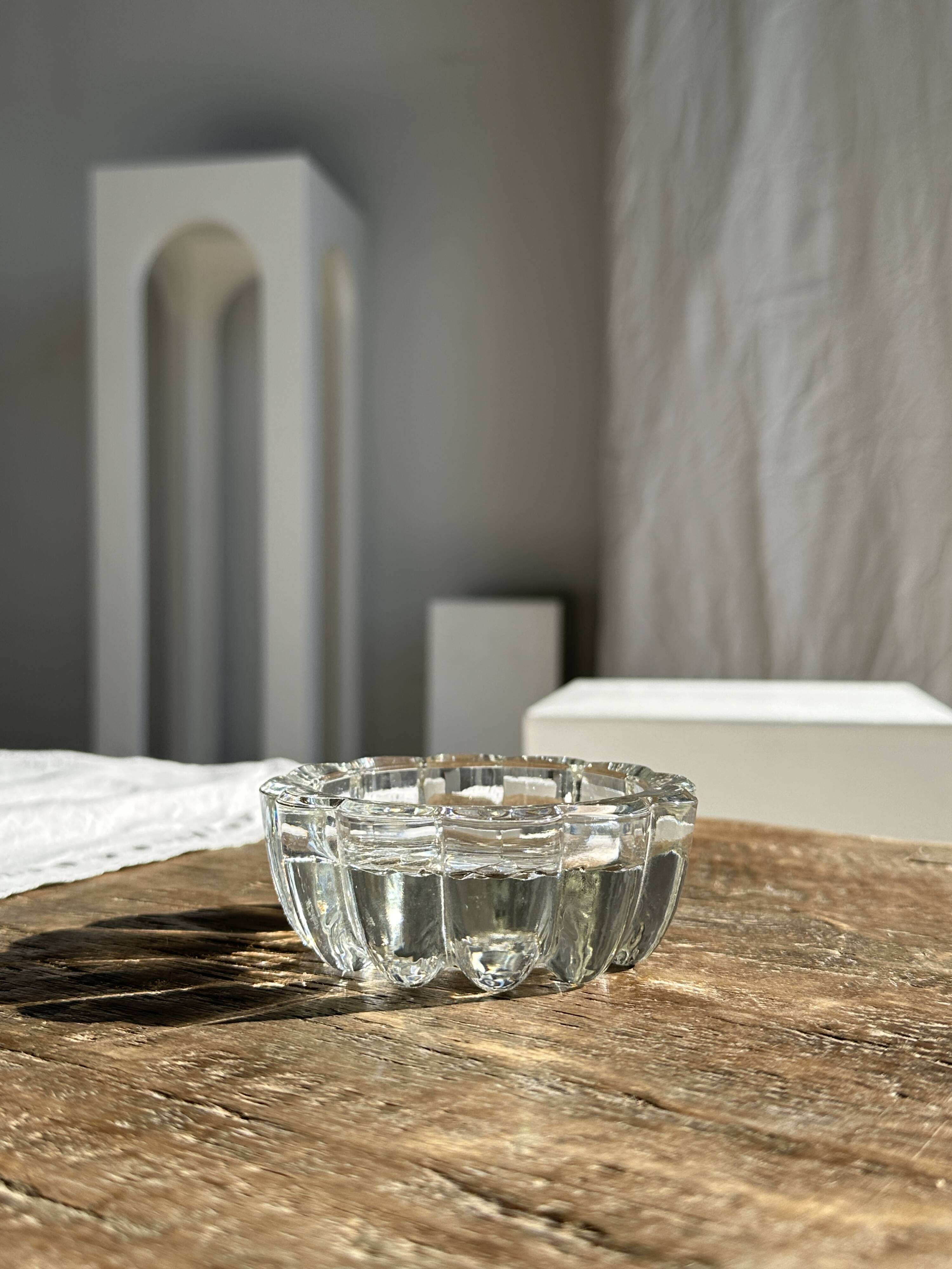 Small glass ashtray in the shape of a flower France Reims Brand MO