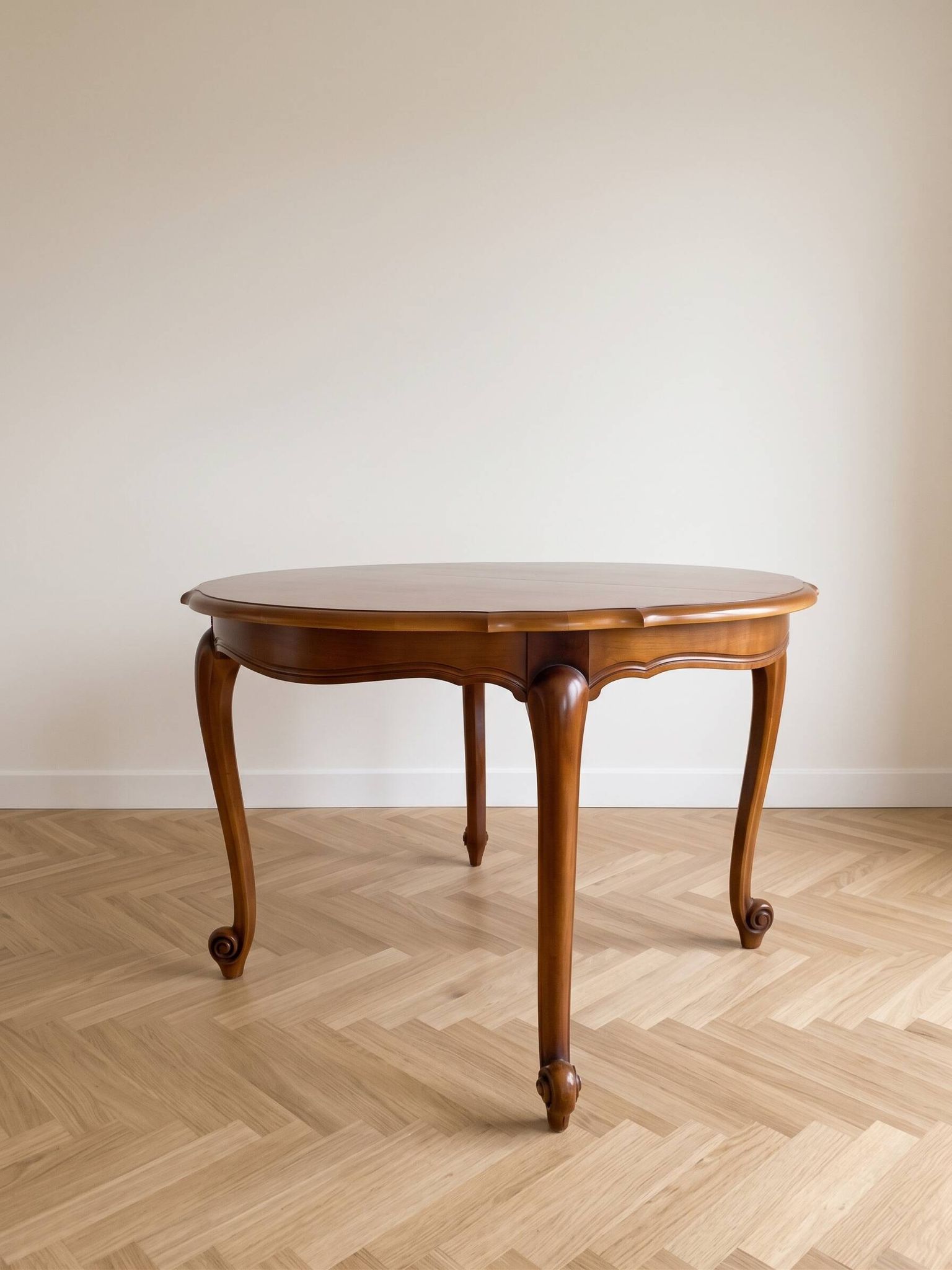Table de salle à manger ronde extensible style Louis XV en bois