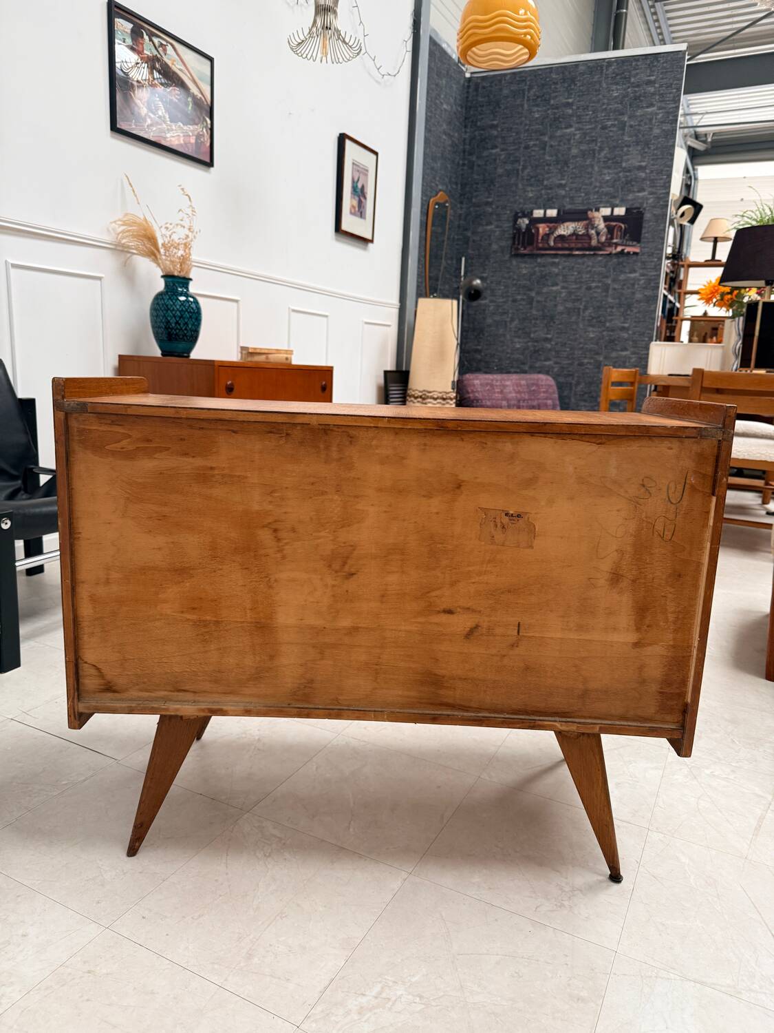 Commode pieds compas