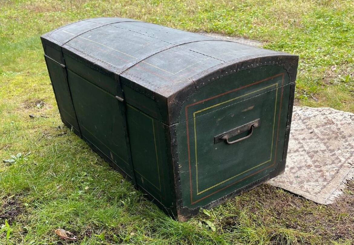 Vintage trunk from the early 19th century
