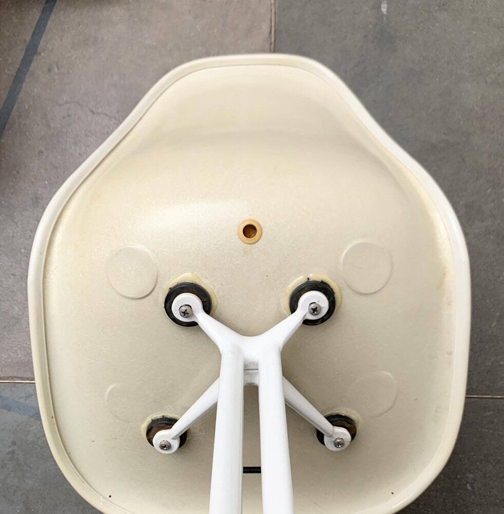 Chaise en fibre de verre La Fonda par Charles & Ray Eames pour Herman Miller, années 1960