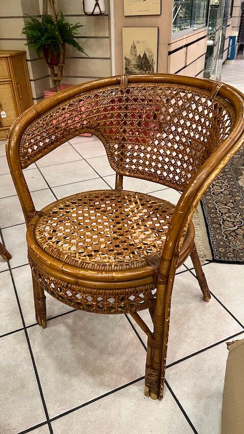 Rattan living room and cannage consisting of 2 armchairs and a coffee table