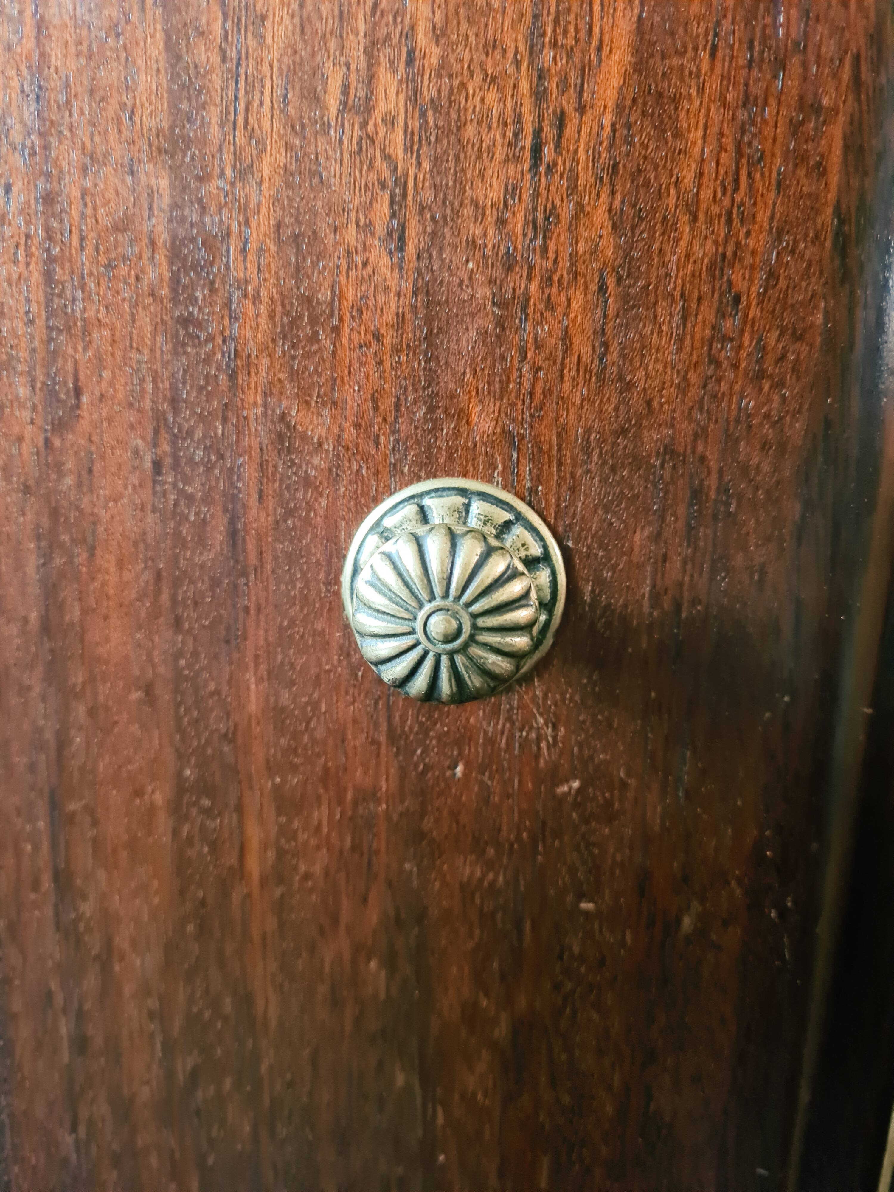 Enfilade en bois foncé et finitions laiton pieds compas