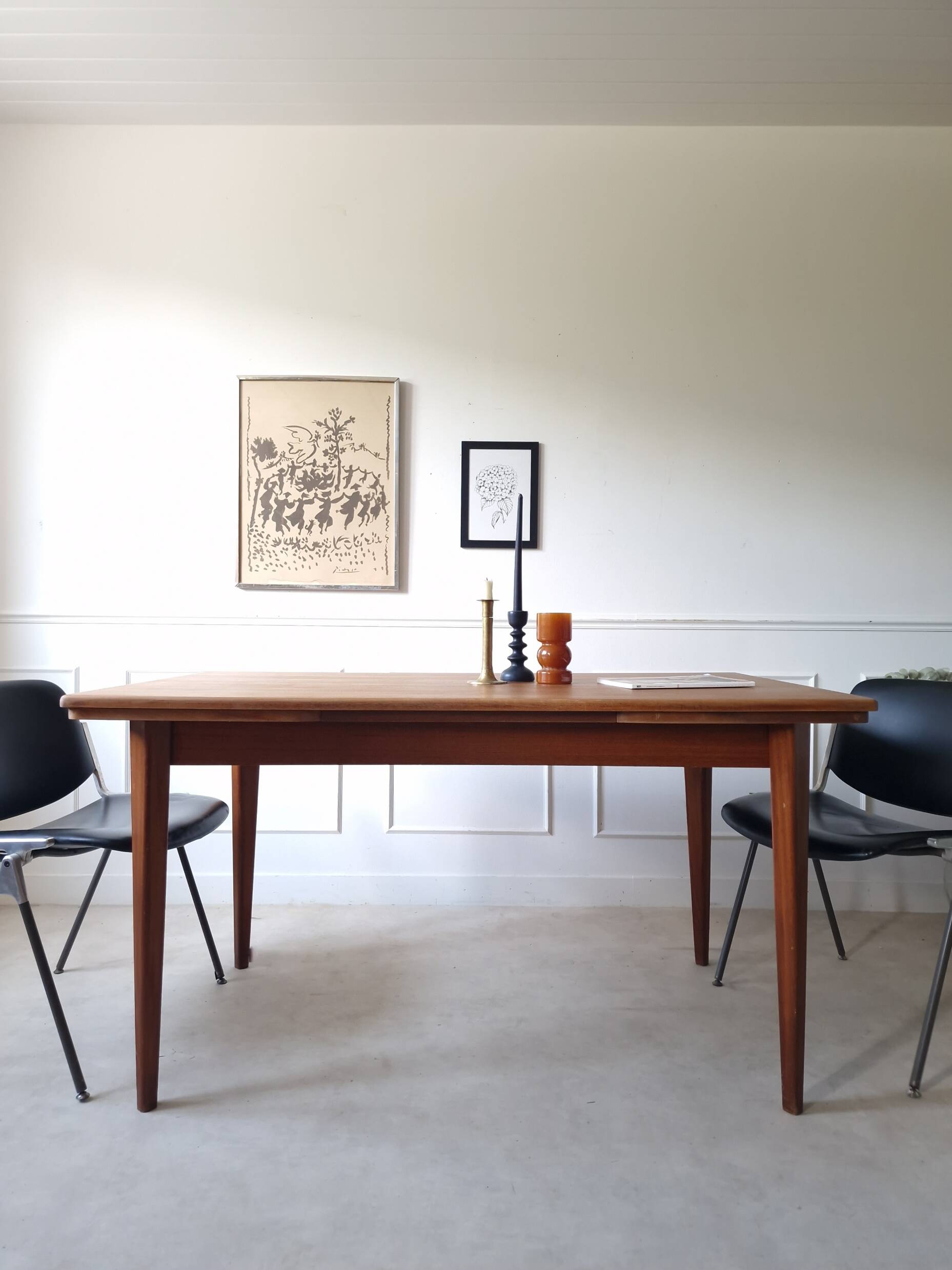 Scandinavian extendable table