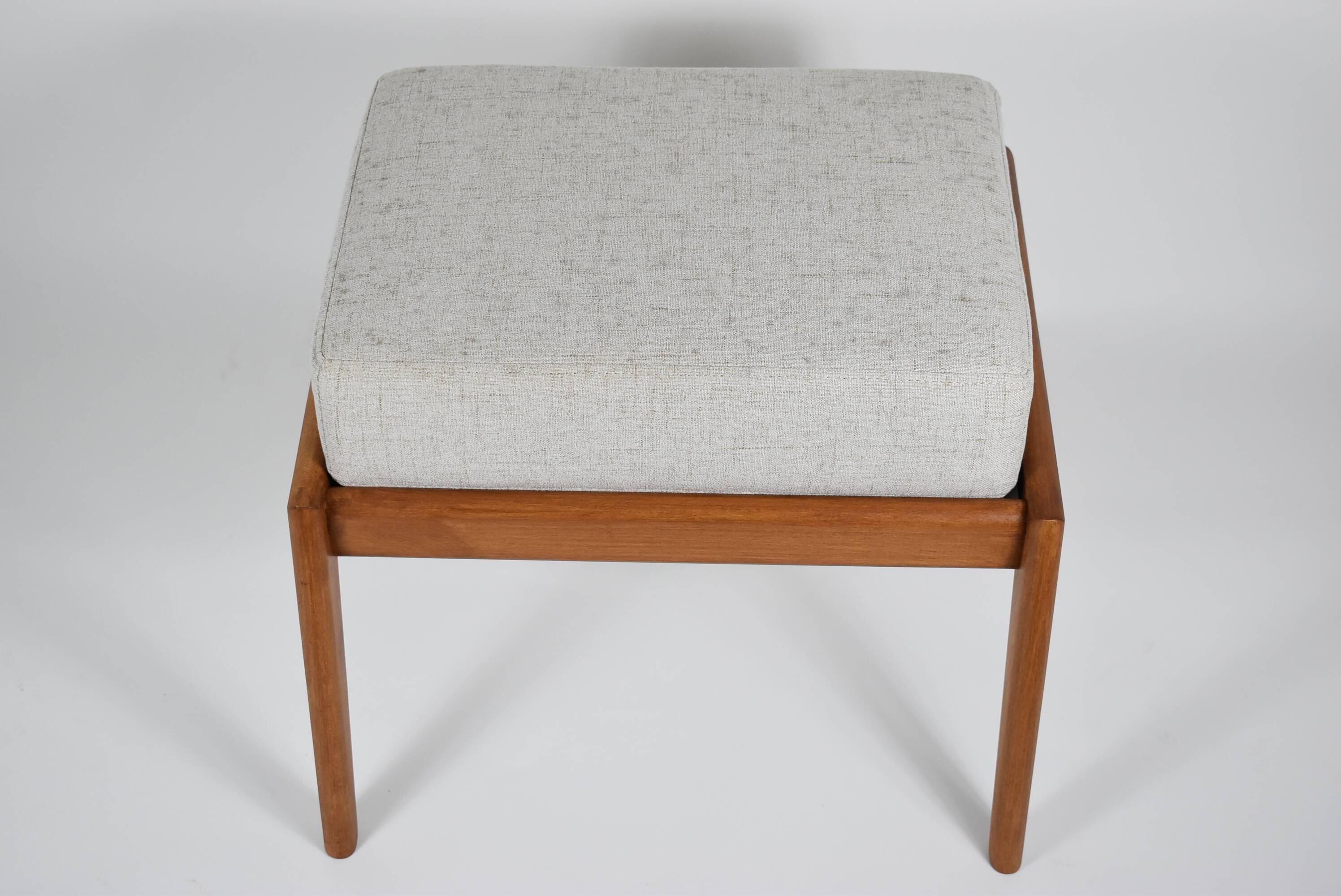 Fauteuil scandinave restauré avec repos-pieds, icône des années 60, tissu marron, teck