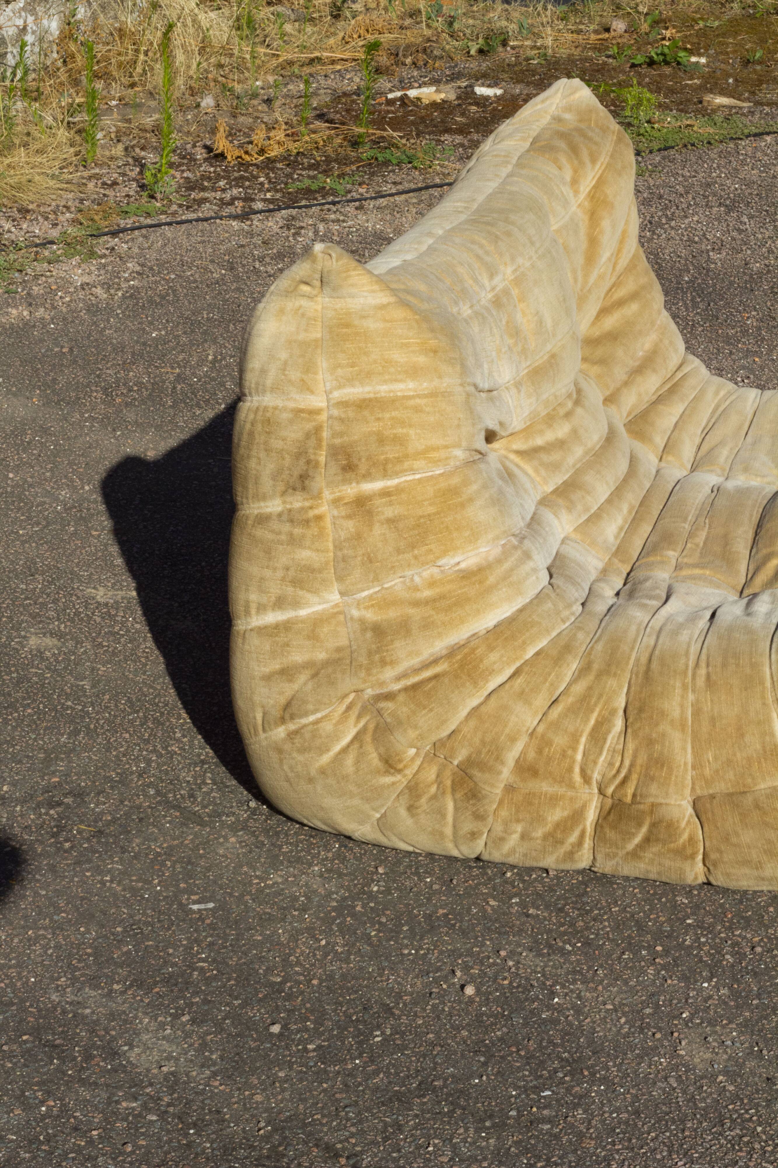 Canapé Togo 4 places en velours beige par Michel Ducaroy, Ligne Roset, 1973