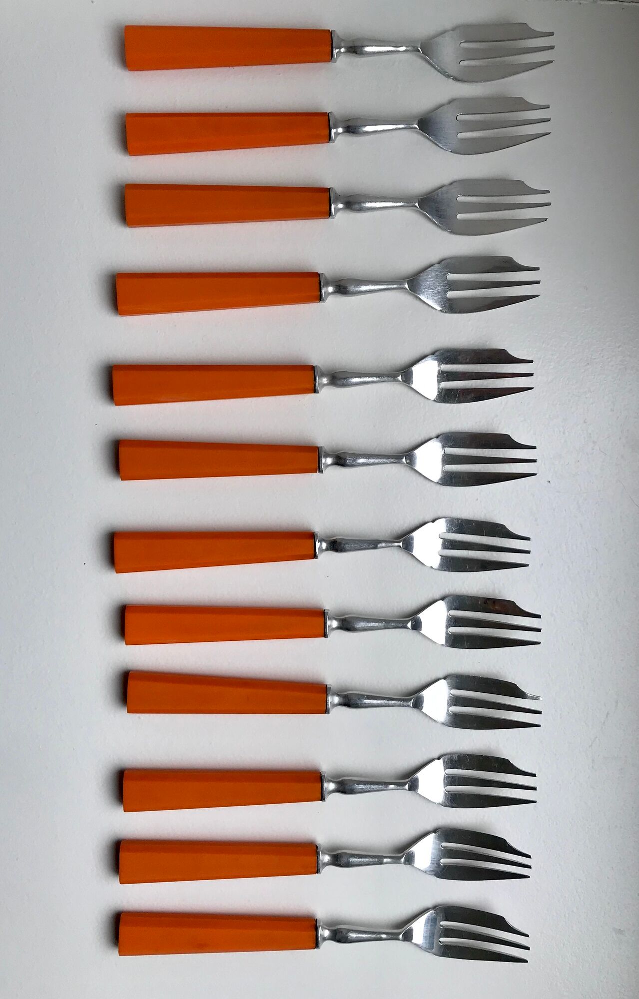 Set of 12 orange dessert forks in Bakelite and Tinplate 60s-70s