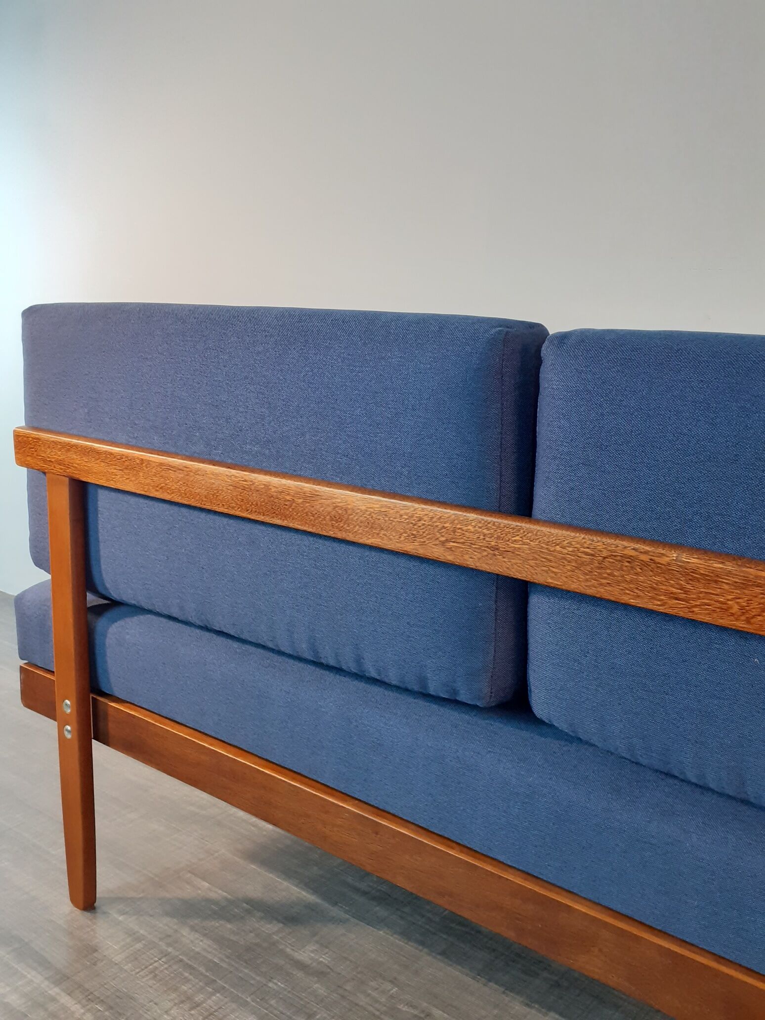 Norwegian daybed sofa by Ingmar Relling with tablet