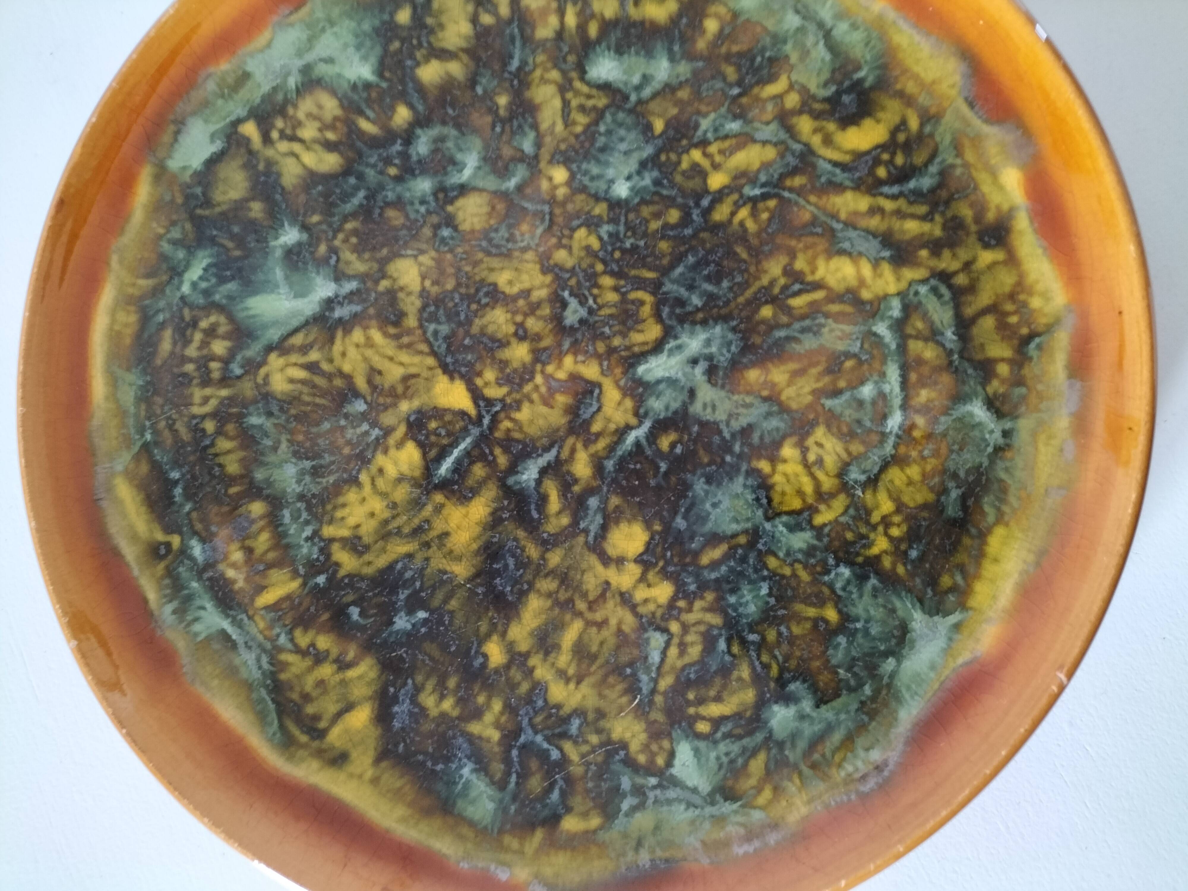 Set of 4 flamed enamel plates in green and amber from the 60s-70s.