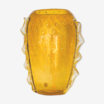 Vase en verre ambre avec des ailes