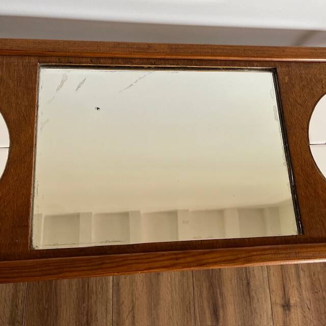 Table basse artisanale et fonctionnelle