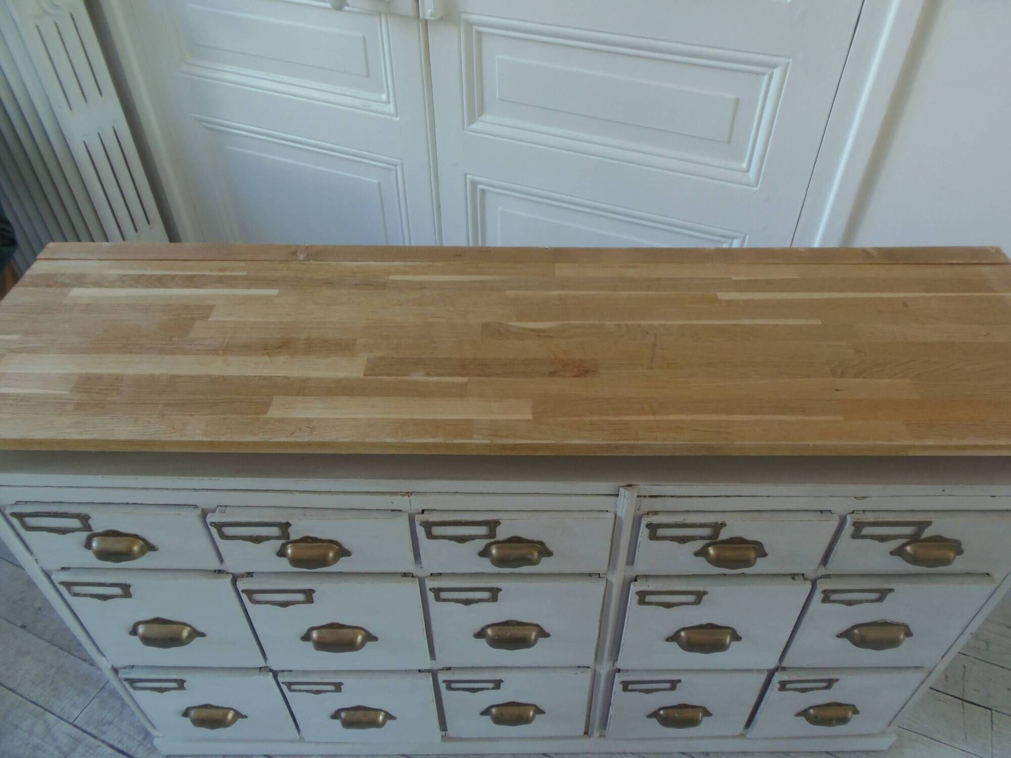 Meuble de métier vintage patiné gris perle, plateau bois.