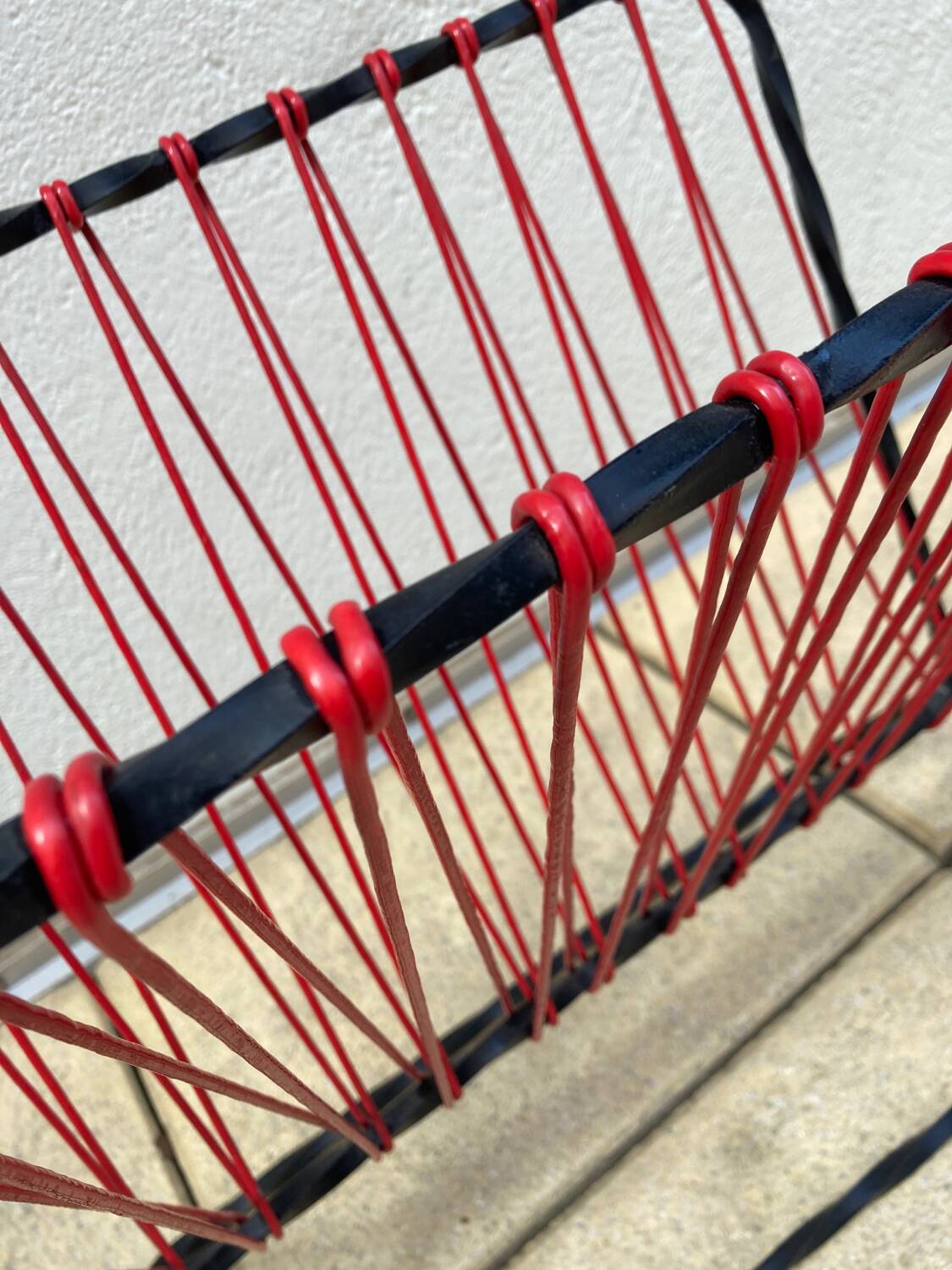Scoubidou and wrought iron magazine rack