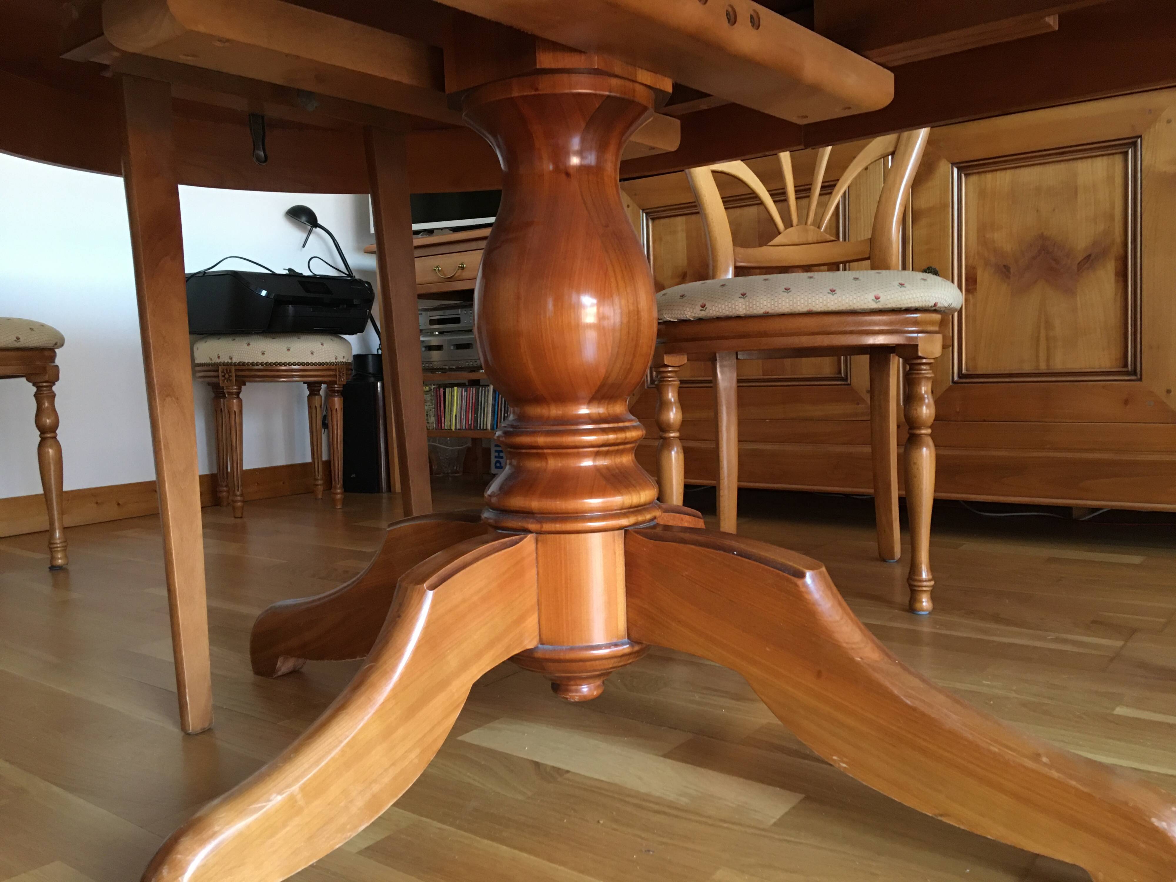 LOT of a table and 6 chairs