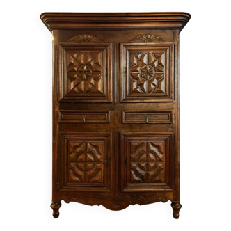 Eighteenth-century four-panel cabinet in solid walnut.