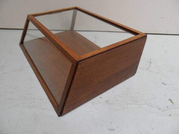 Vitrine d'exposition en chêne ancien