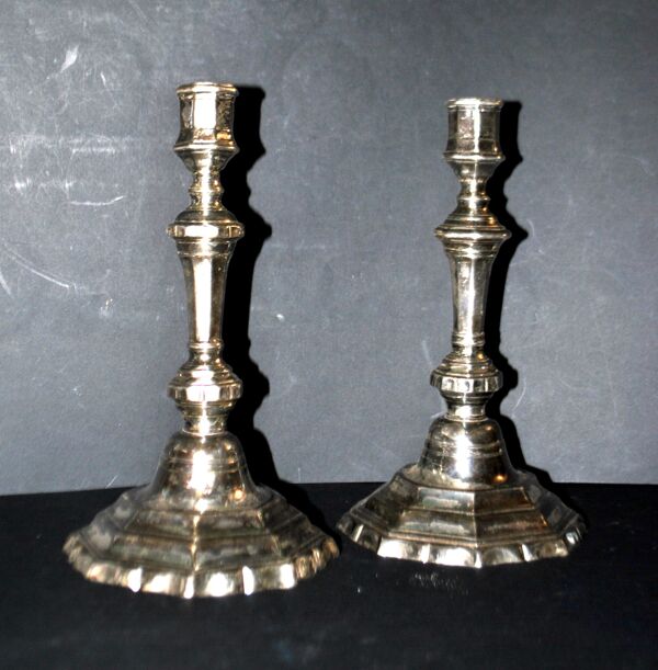 Paire de bougeoirs anciens chandeliers octogonaux en bronze argenté régence