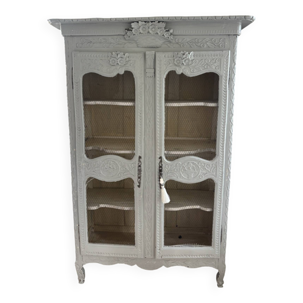 Vitrine ancienne française en bois sculpté avec portes en treillis métallique.