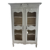 Vitrine ancienne française en bois sculpté avec portes en treillis métallique.