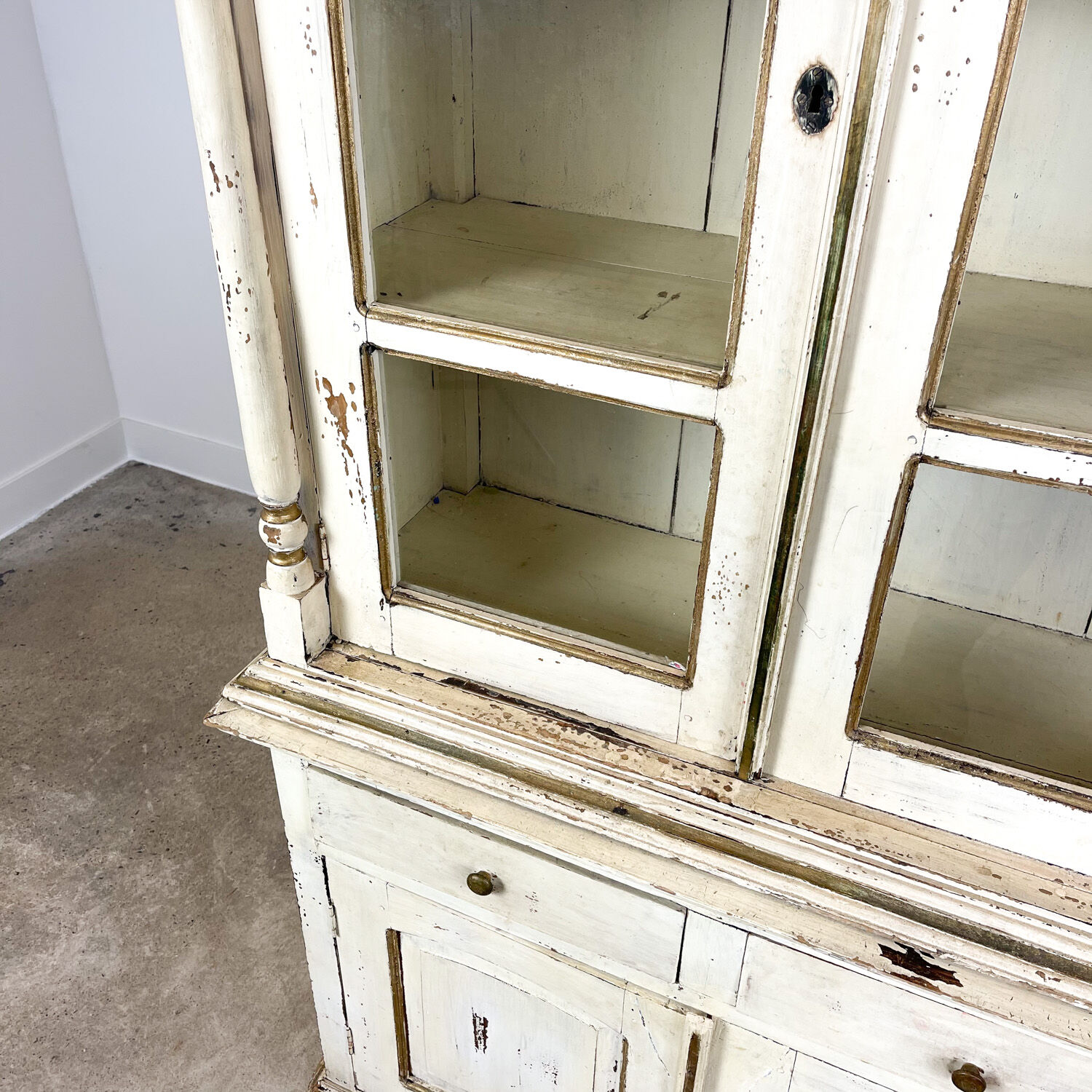 Vintage brocant White painted Kitchen display cabinet
