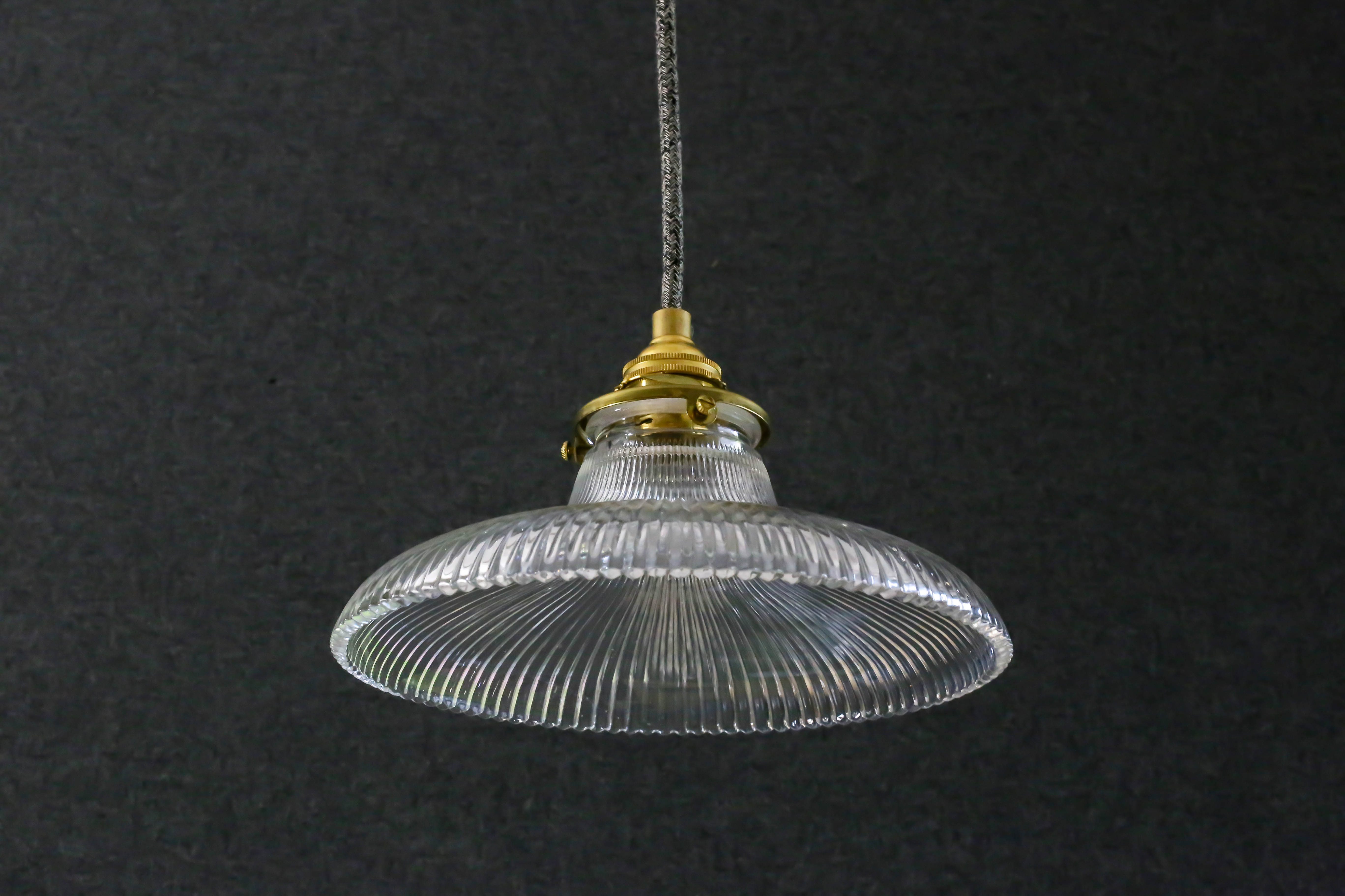 Holophane suspension in translucent glass delivered with brass socket and new cable