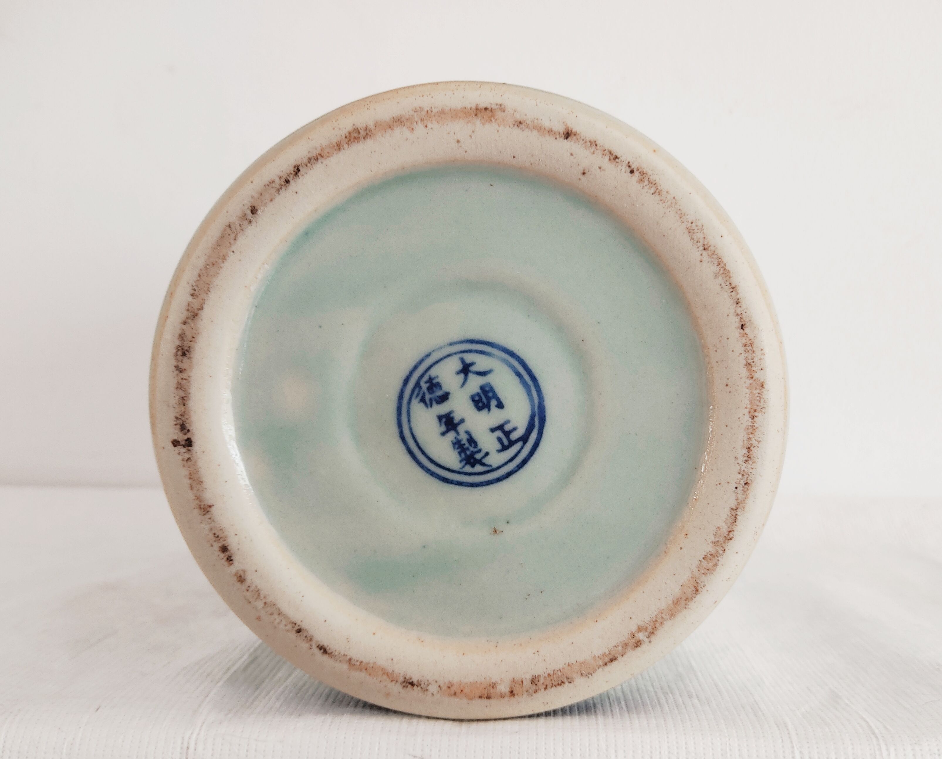 Vase rouleau porcelaine de Chine décor idéogrammes