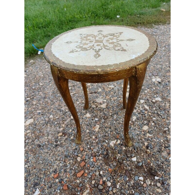 Table de chevet galbée en bois doré