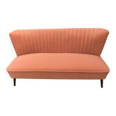 Canapé cocktail mid-century corail en tissu, pieds en hêtre massif — 1950