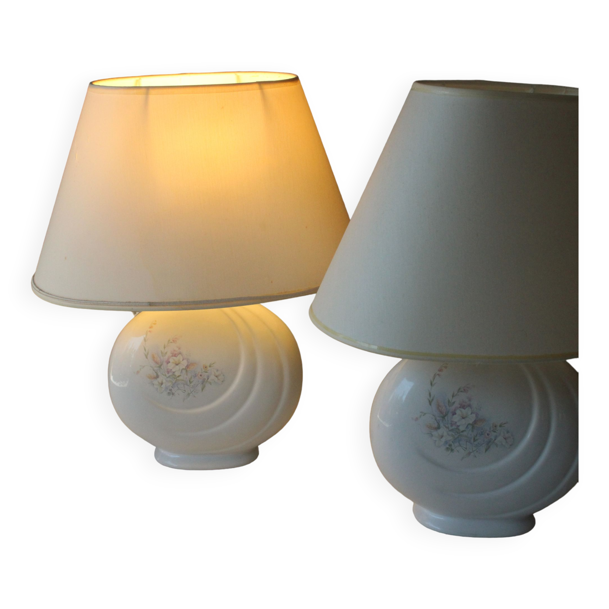 2 bedside lamps made of white ceramic with floral motifs and fabric lampshades, vintage from the 70s