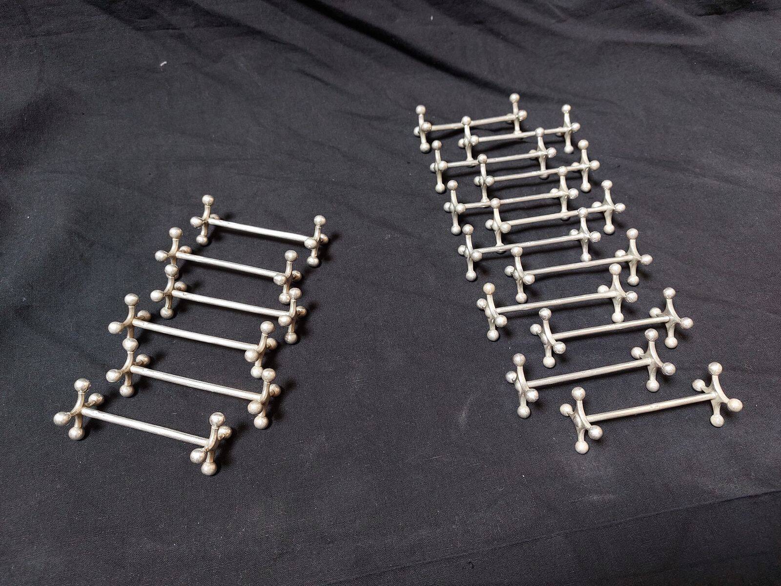 17 porte-couteaux Christofle en métal argenté modèle Atonium
