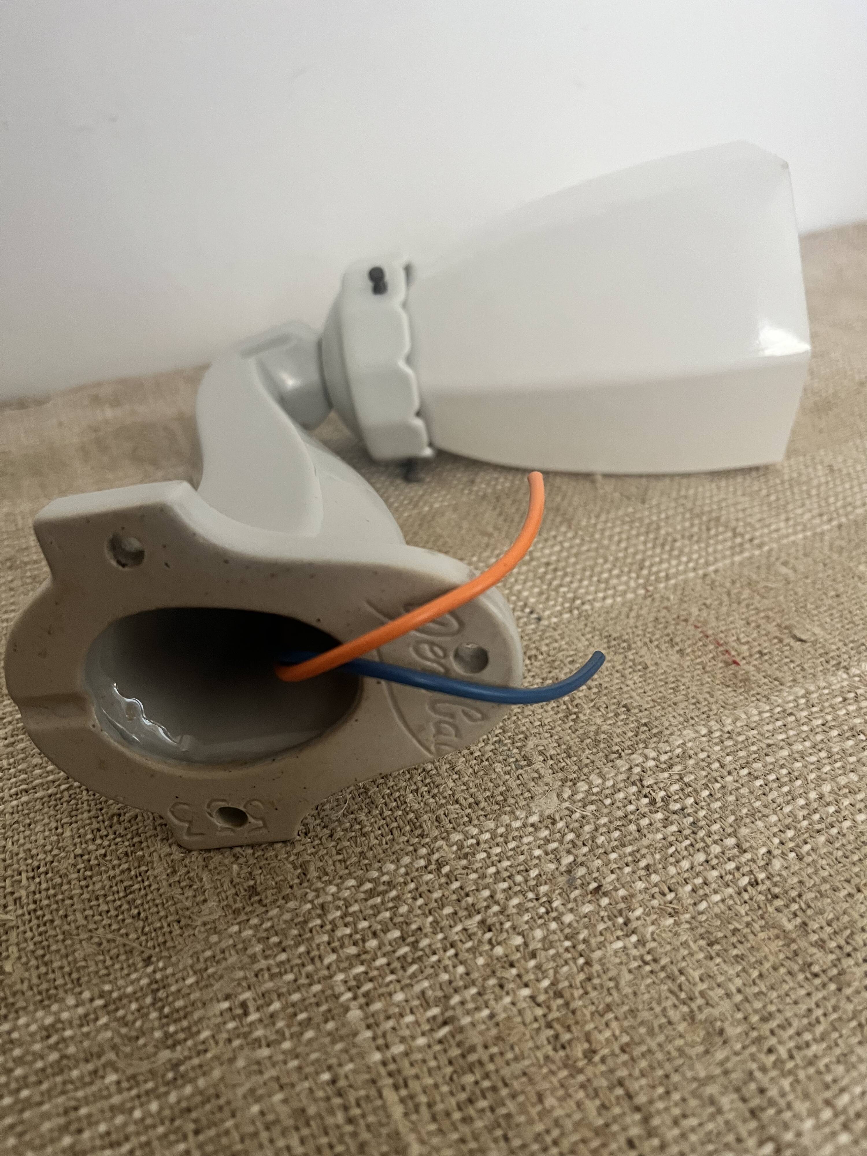 Art Deco wall light in ceramic and opaline.
