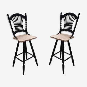 2 bar stools