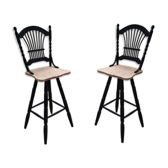 2 bar stools