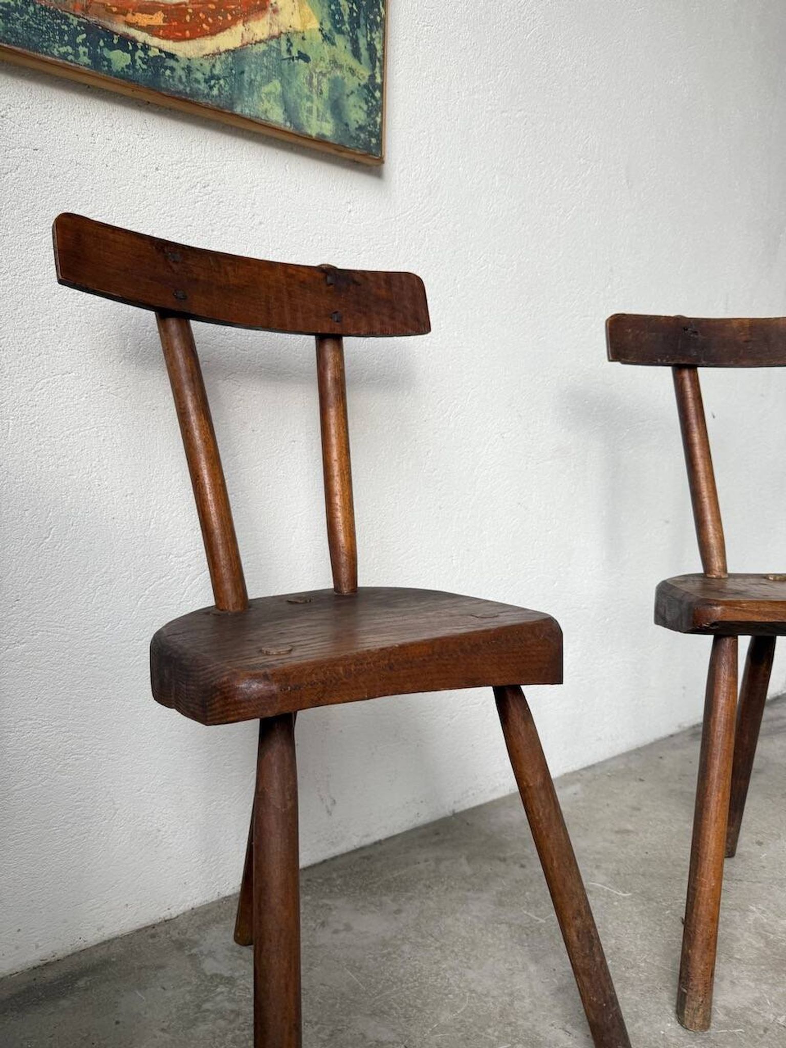 Paire de chaises tripodes savoyardes art populaire chêne