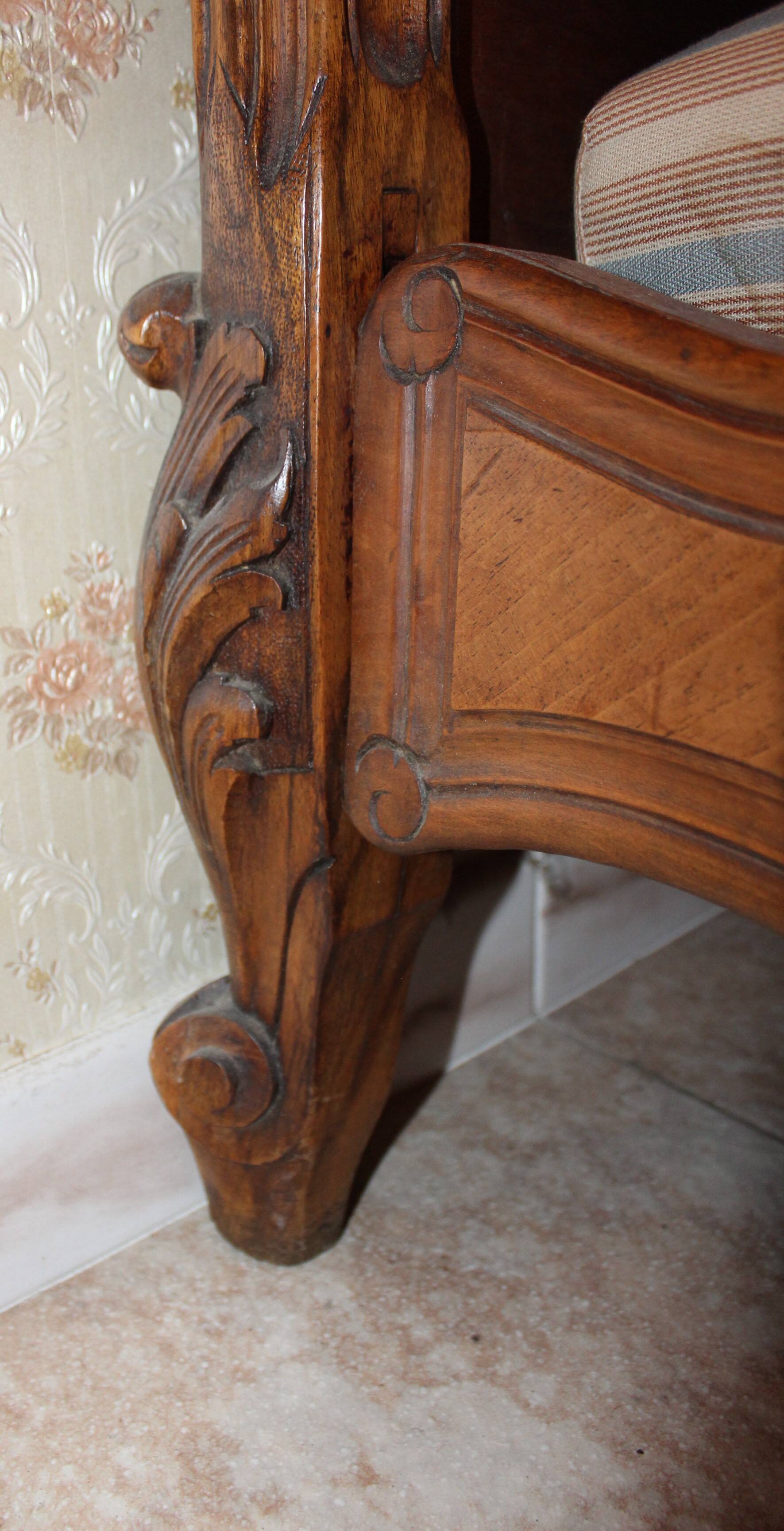 Walnut rocaille bed from the early 20th century.