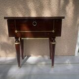Table de chevet avec un joli décor en métal doré de style milieu de siècle.