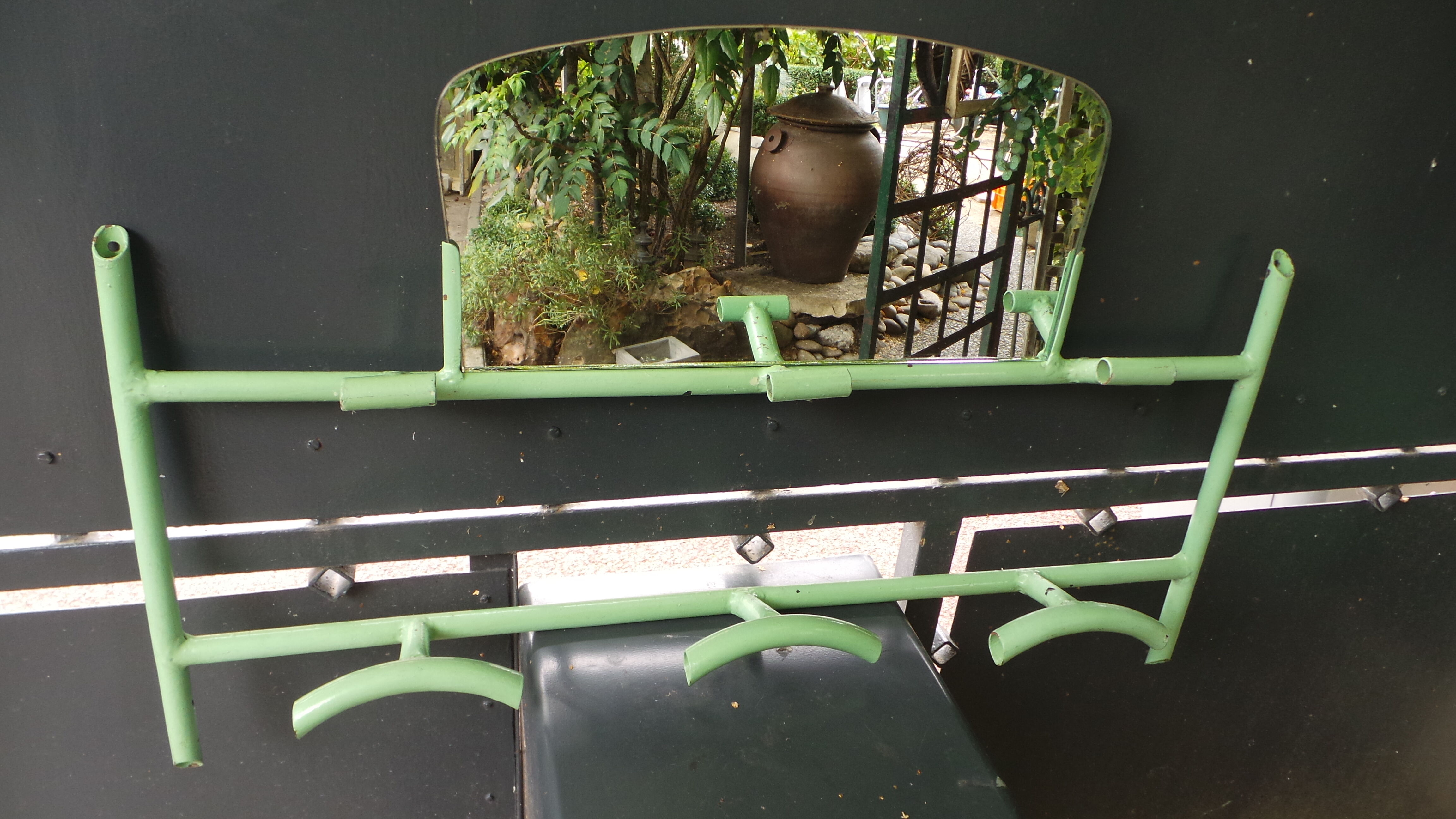 Coat rack green metal and its former mirror