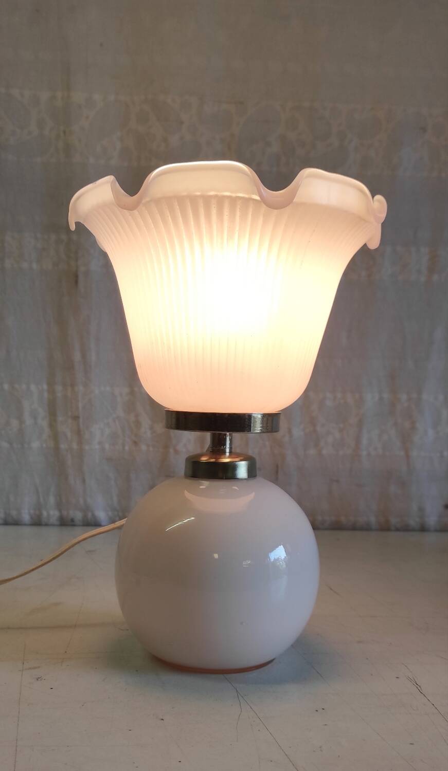 Lampe à poser en verre opalin rose - mid. XXeme