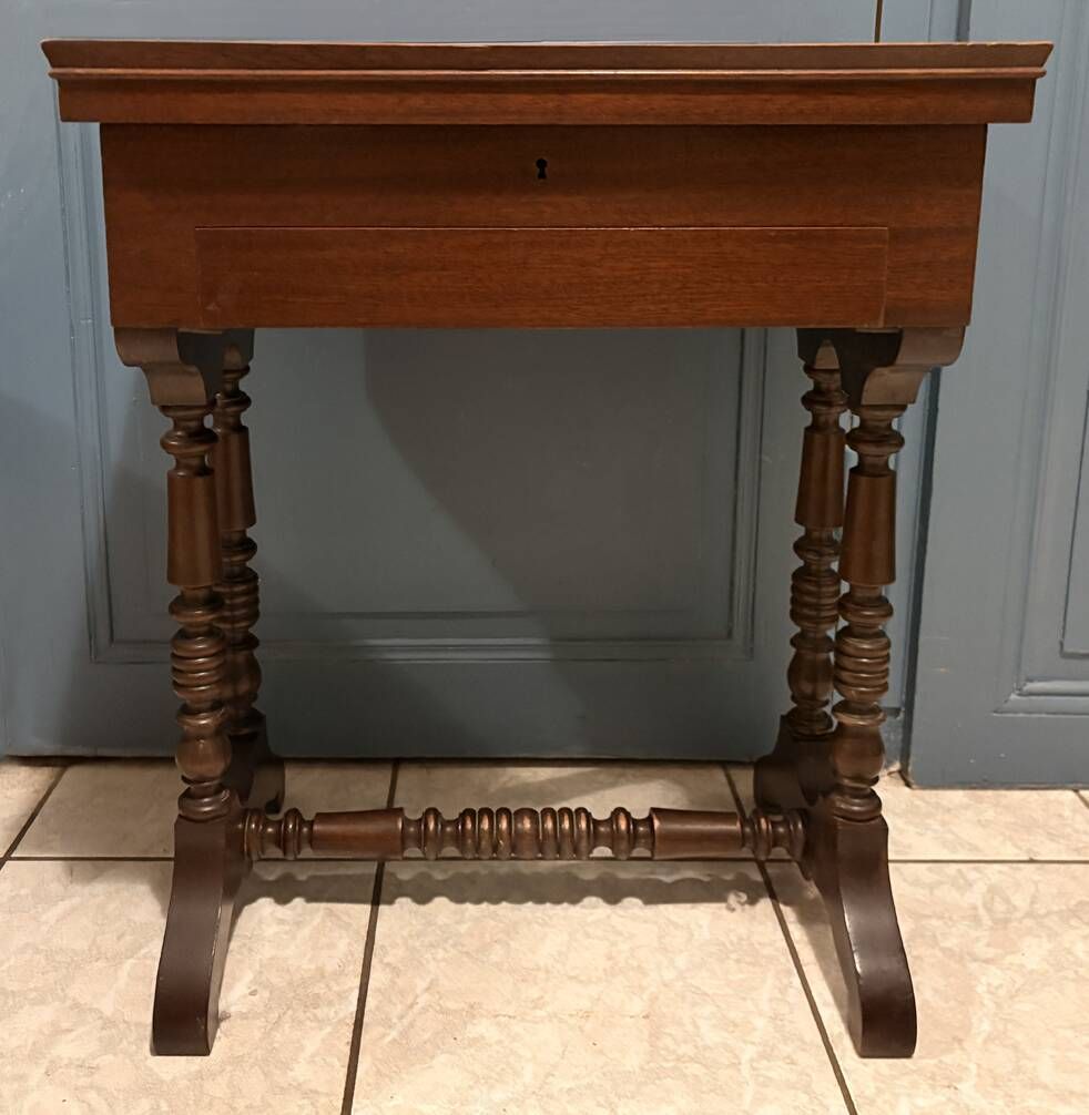 Traveling mahogany dressing table, working woman, Victorian charm - 19th century.