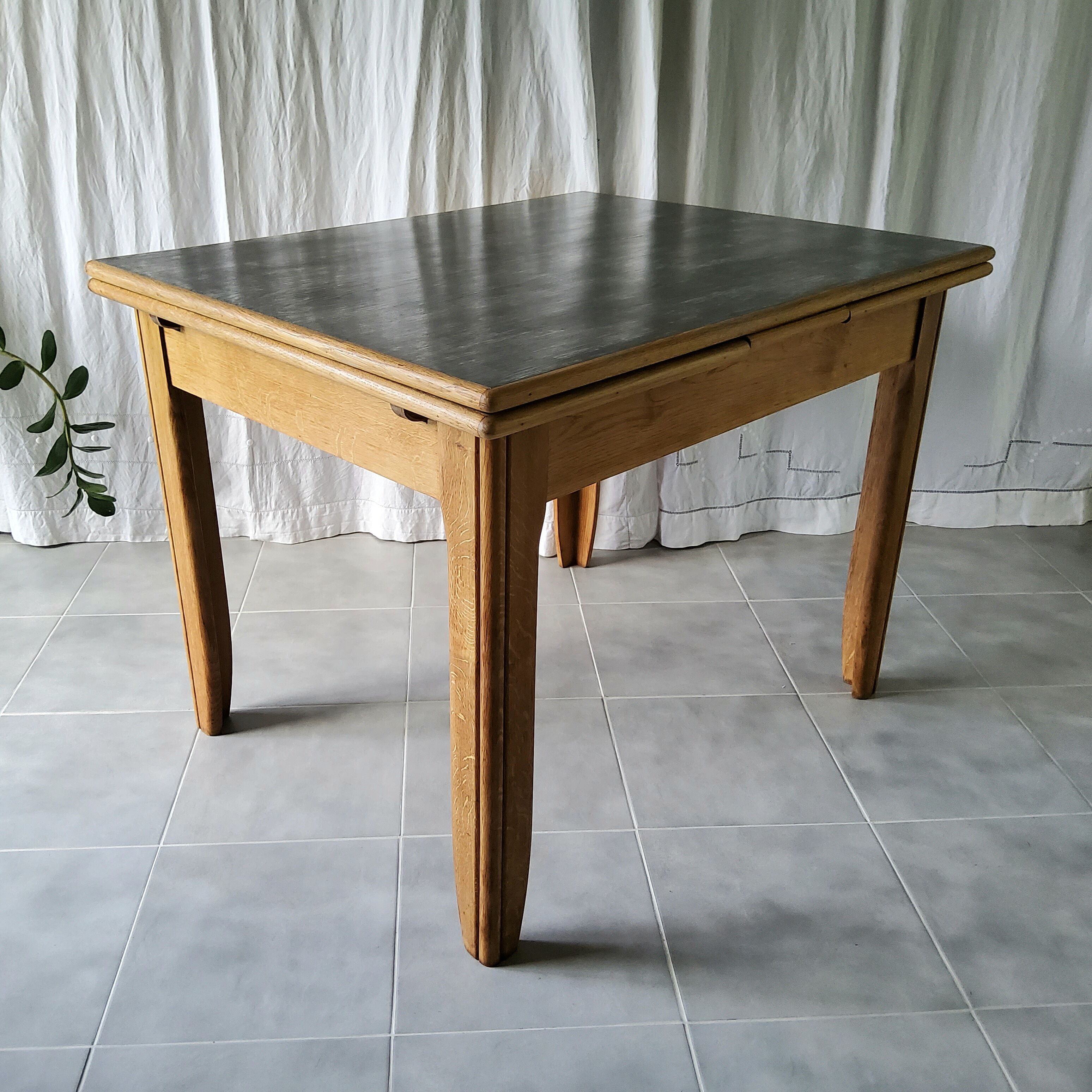 Extendable Closing Table