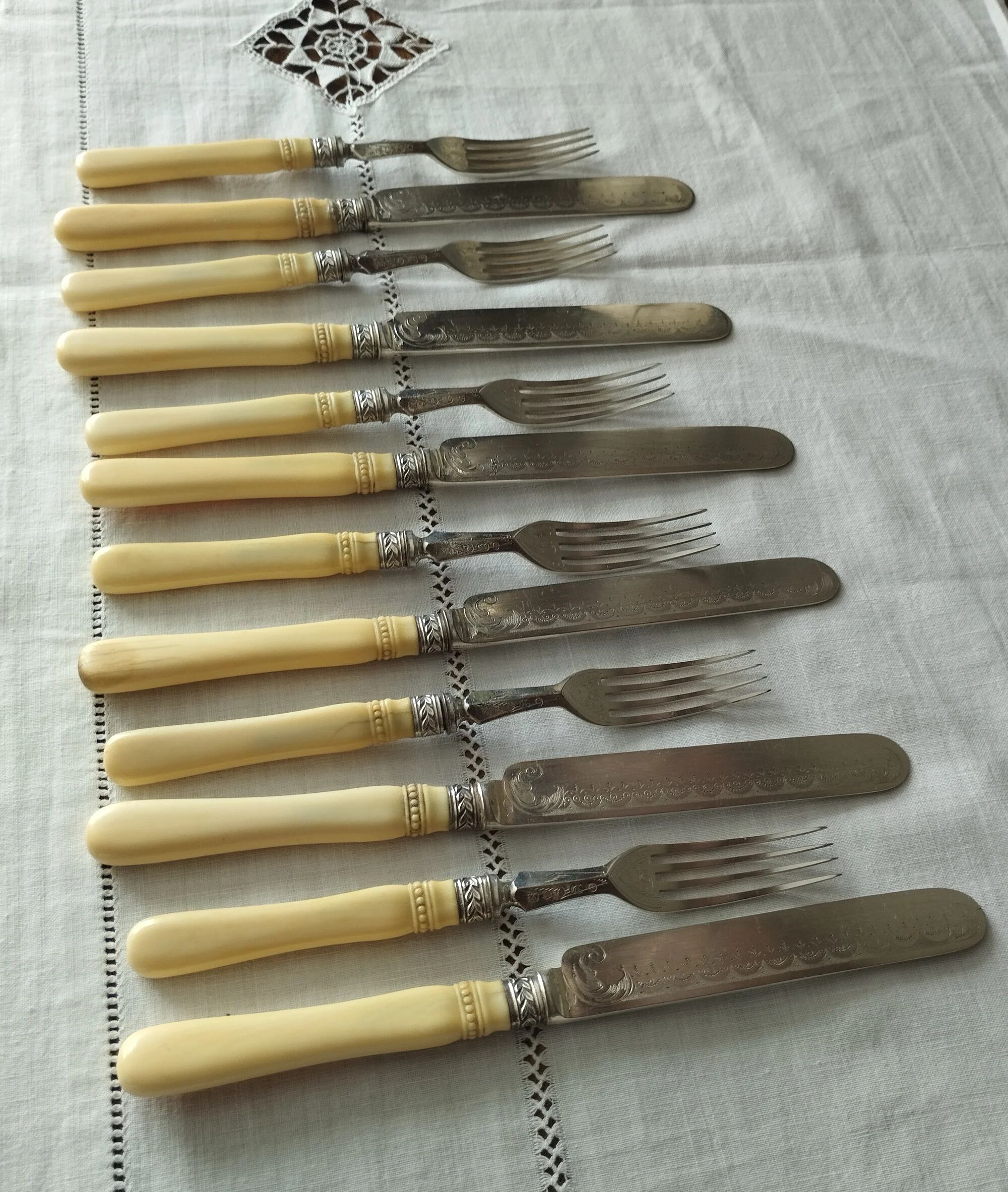Silver-plated metal dessert cutlery in English Art Deco style