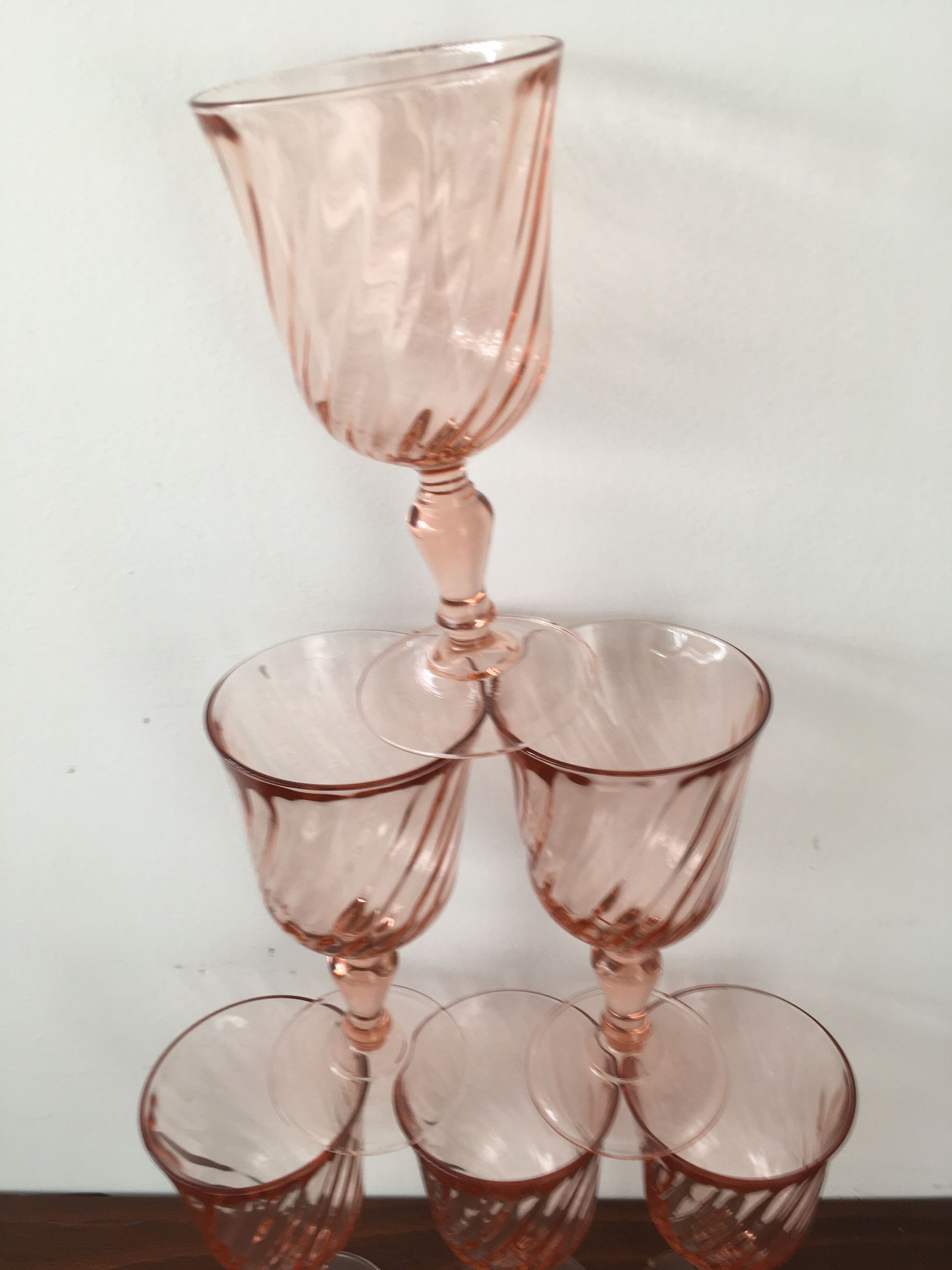 Lot 6 water glasses in twisted pink glass