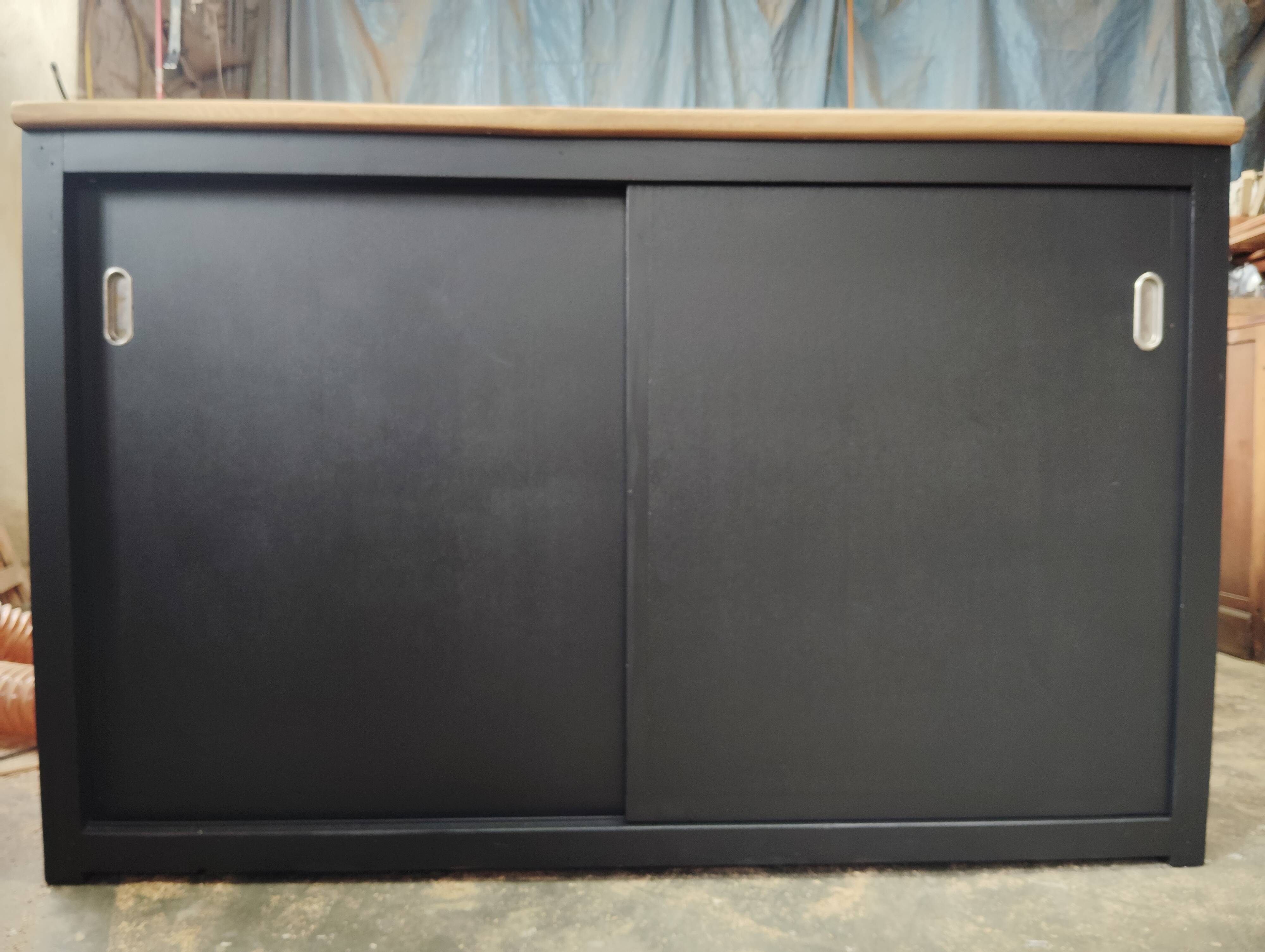 Sliding workbench with shallow depth