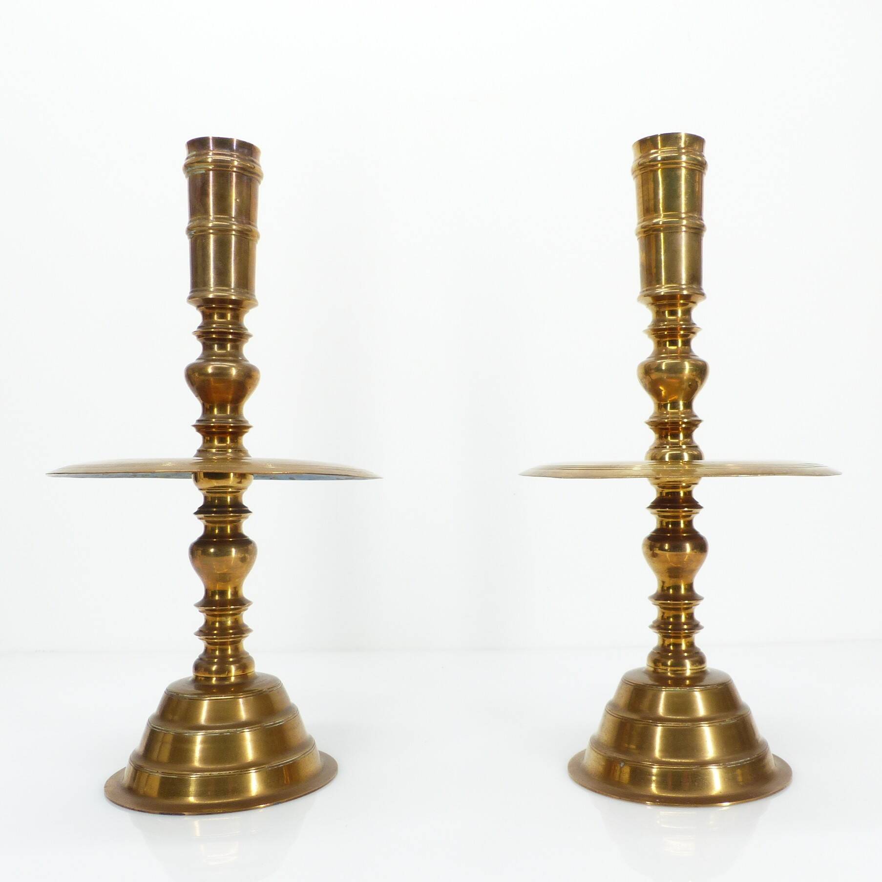 Pair of altar candlesticks in brass, Vietnam, 20th century