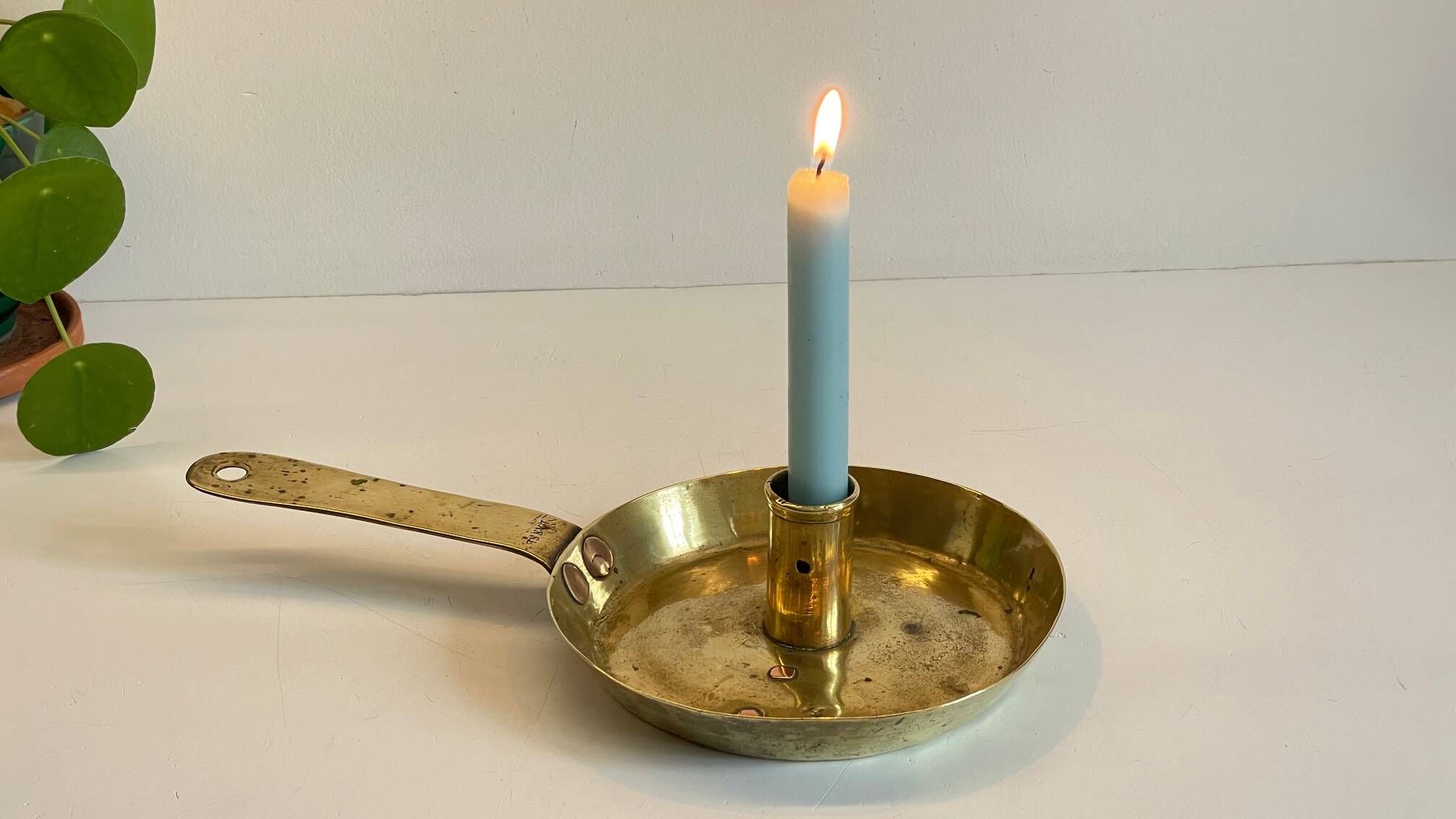 LOW HAND BRASS CANDLESTICK ANTIQUE