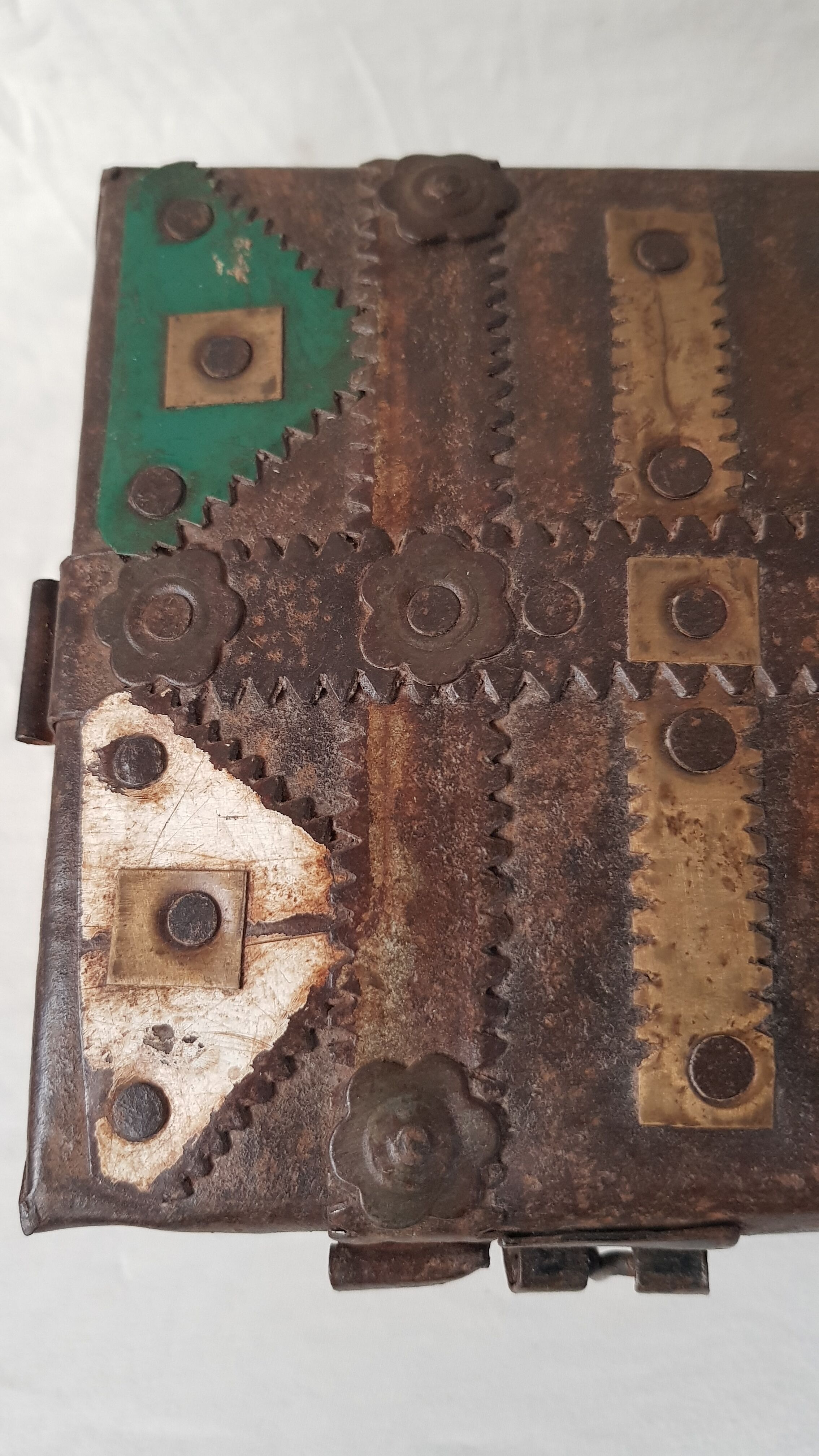 Ancienne boite tribale en métal martelé