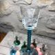 Ancien et rare ! Vendu en lot de 12 Verres à pieds torsadés colorés et gravés de fleurs et feuilles