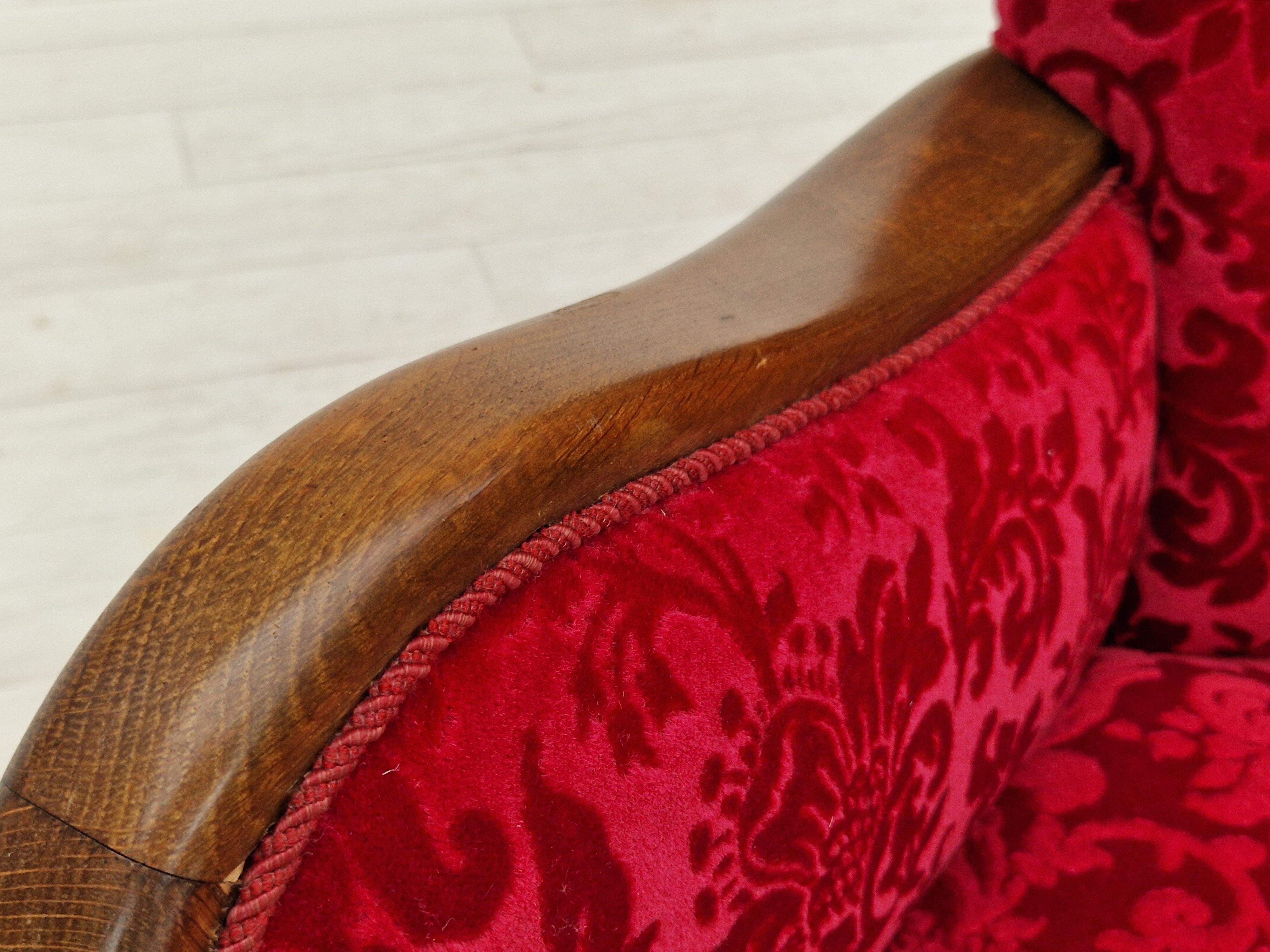 Années 1960, design danois, fauteuil en tissu rouge cerise, très bon état d’origine.