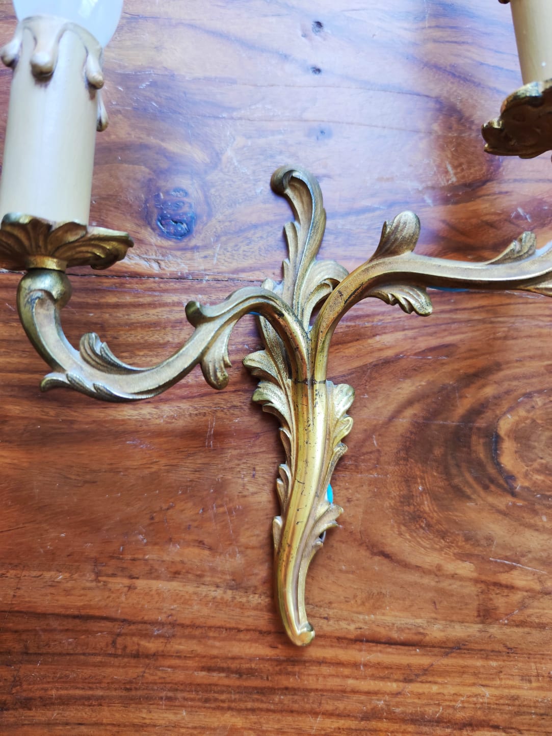 Pair of appliques with two arms of light with a leafy decoration